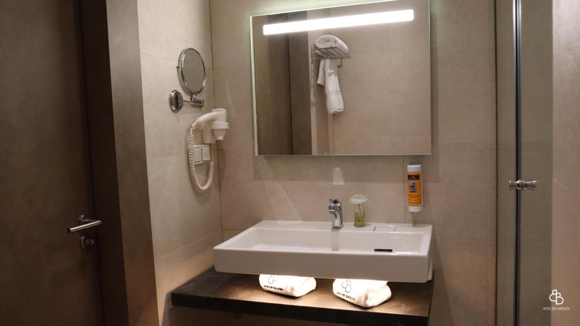 Deluxe Double Room with Balcony - Photo 21