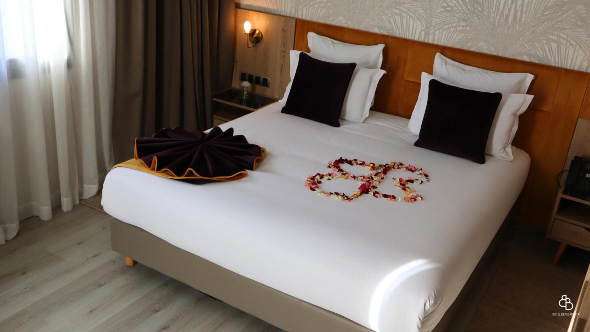 Deluxe Double Room with Balcony - Photo 12