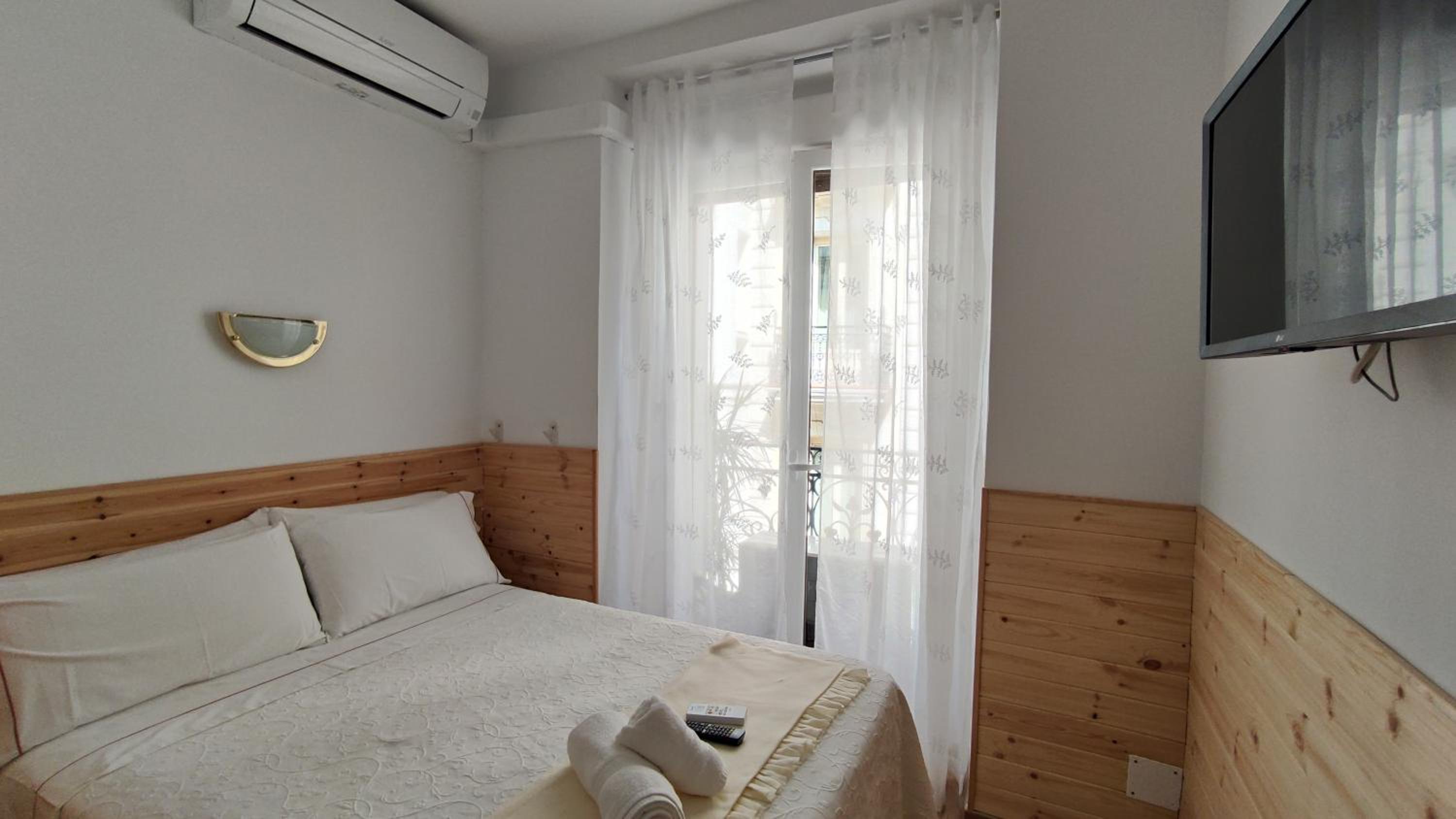 Small Single Room photo 2