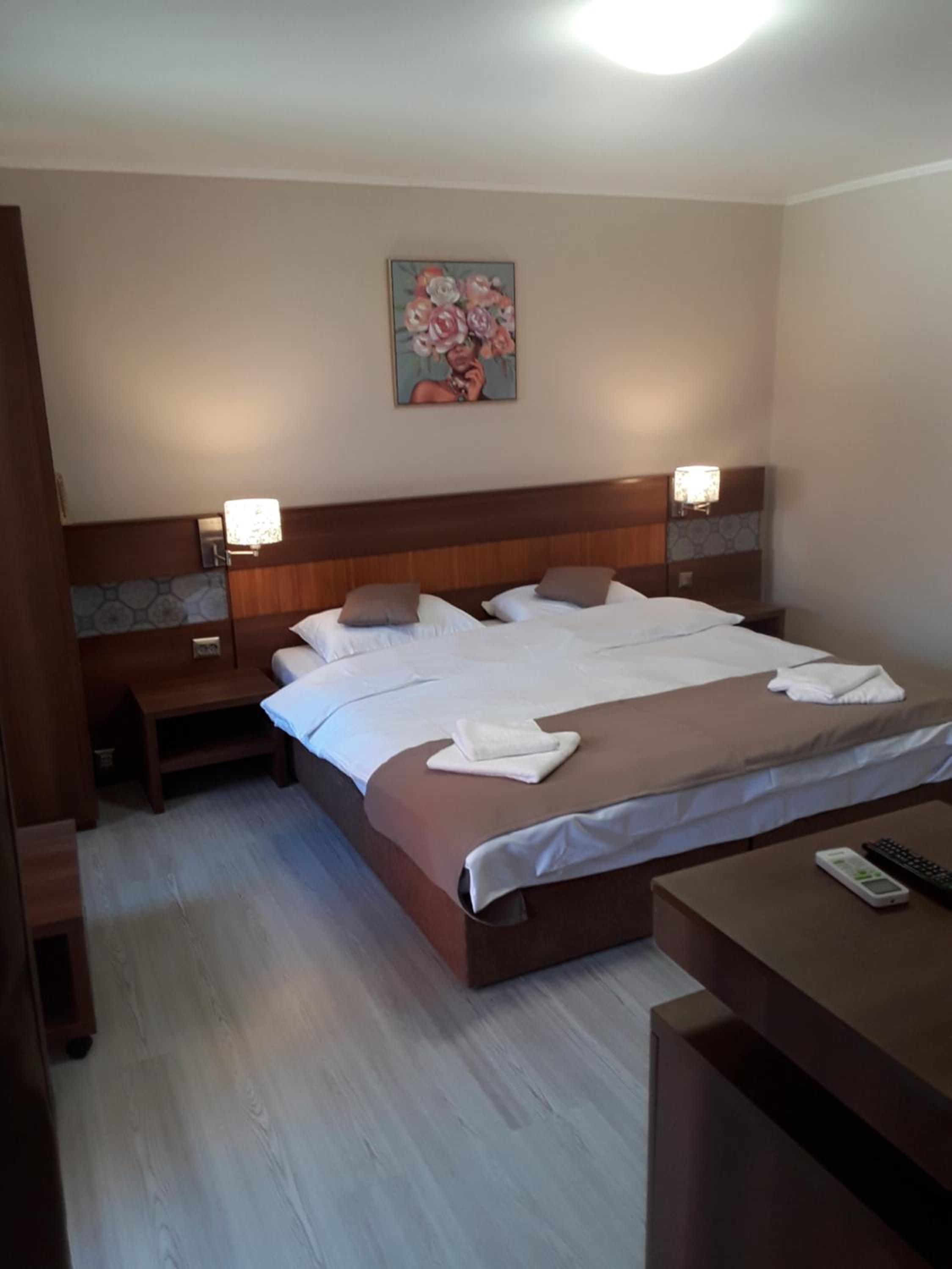 Deluxe Room (2 Adults + 1 Child)