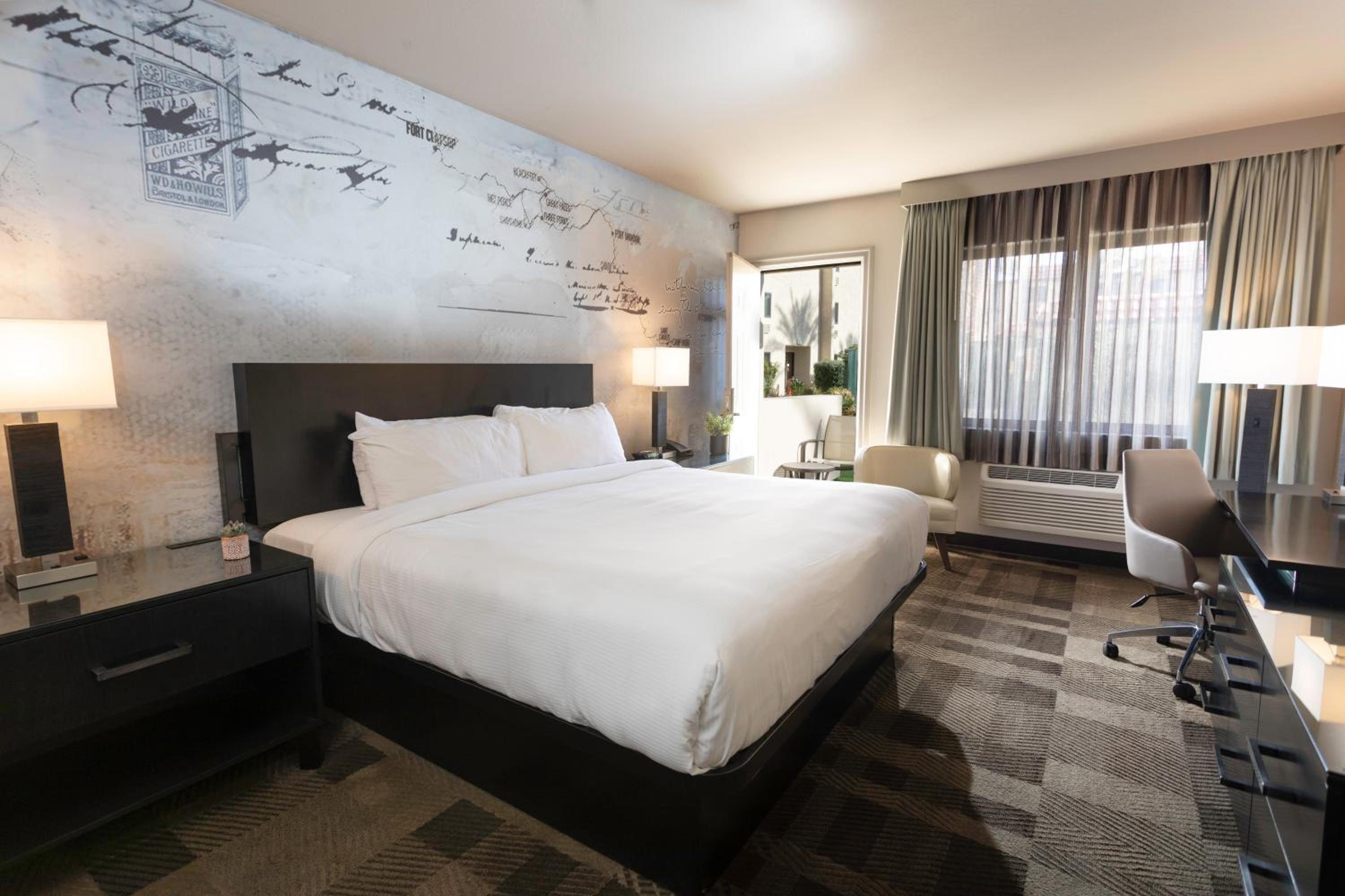 Tower Premium King Suite with Patio - Non-Smoking