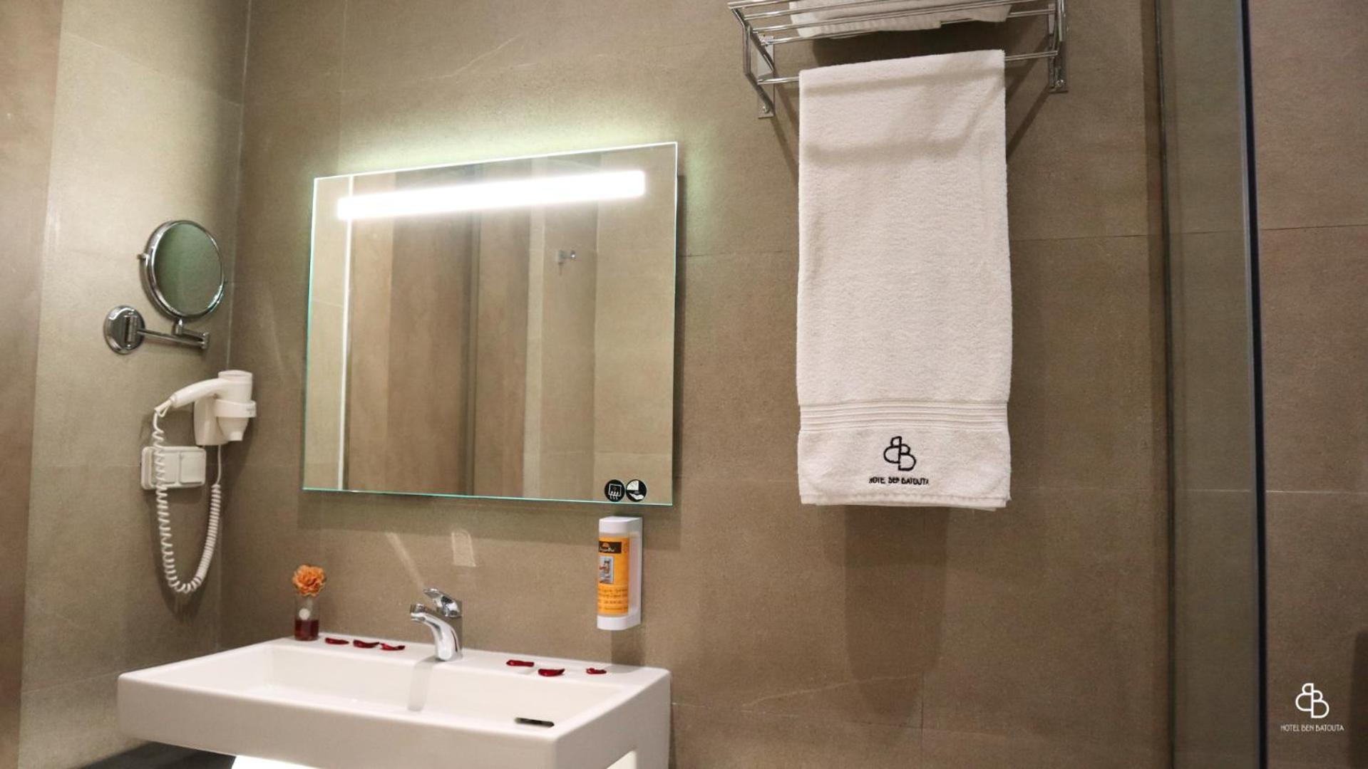 Deluxe Double Room with Balcony - Photo 19