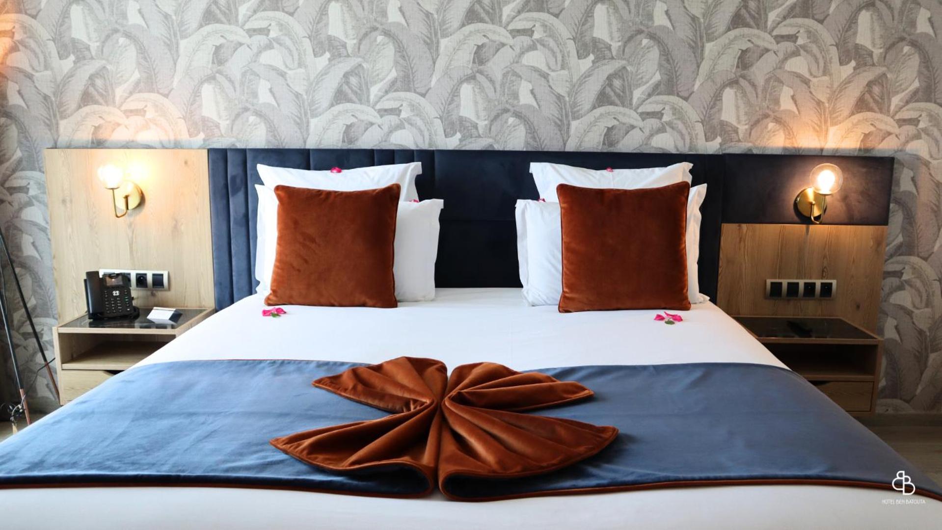 Deluxe Double Room with Balcony - Photo 18