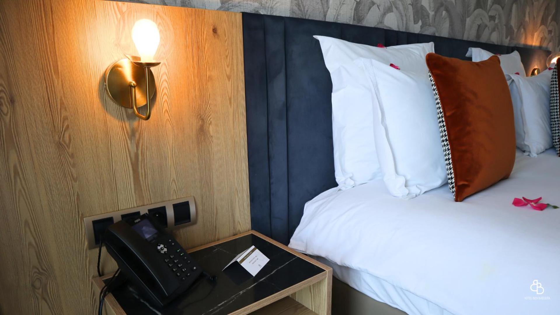 Deluxe Double Room with Balcony - Photo 4