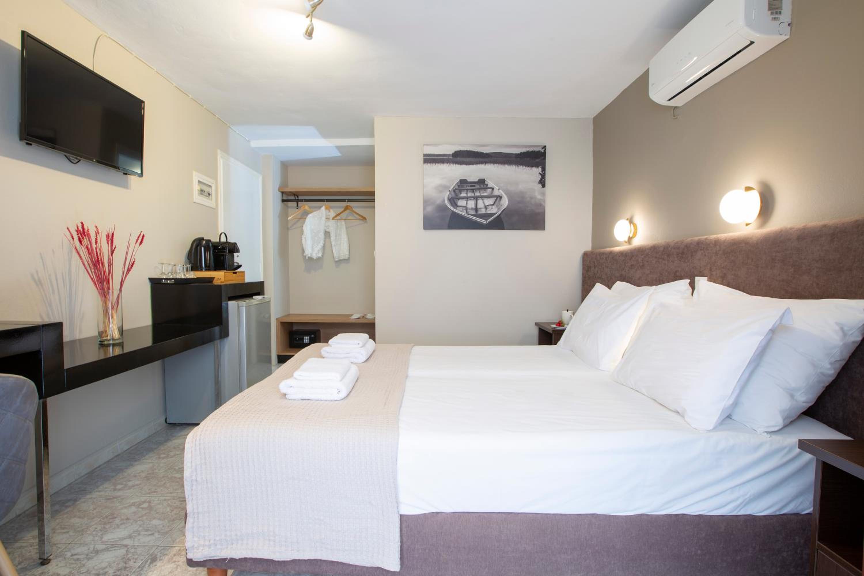  Small Double Room with Garden View - Photo 2