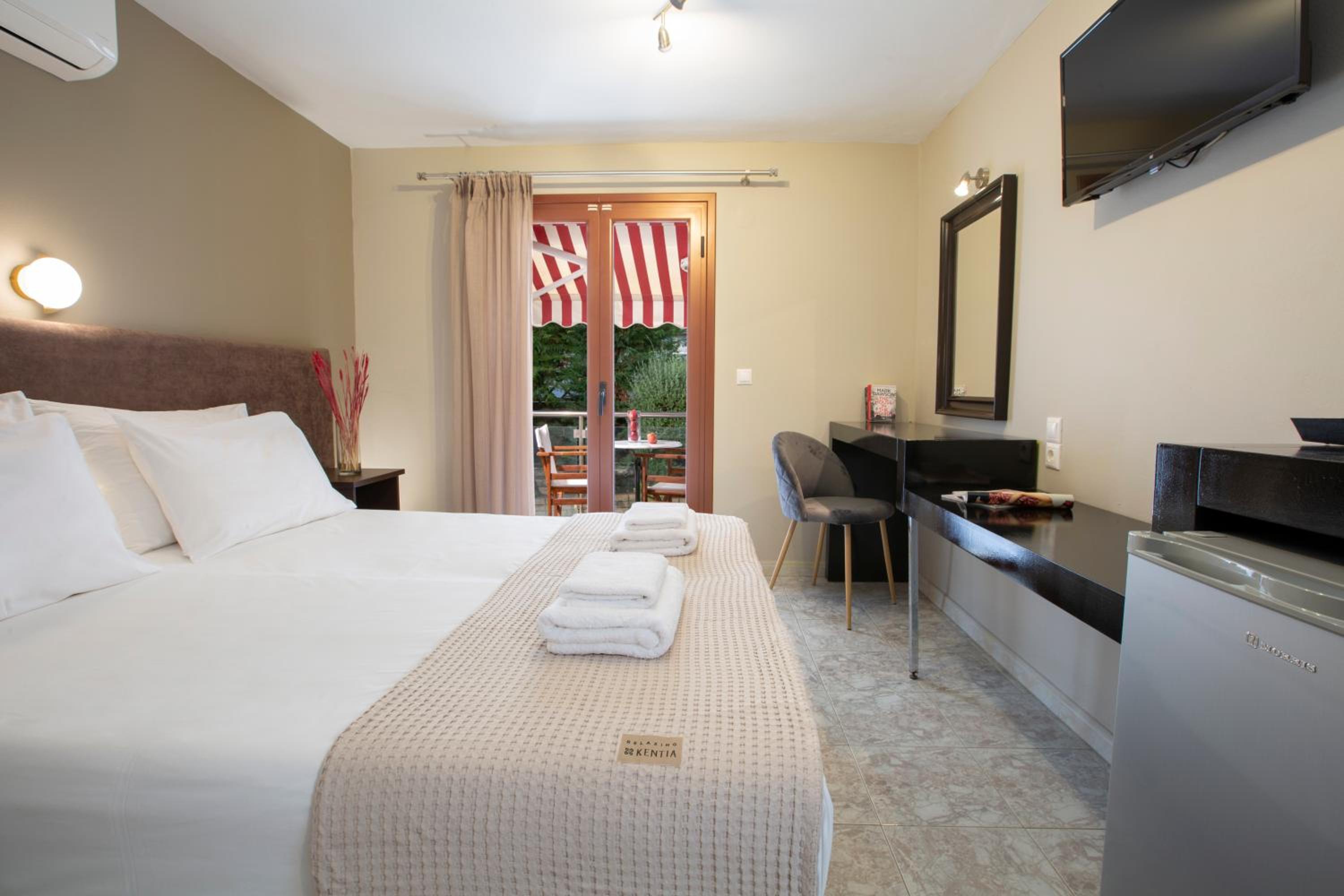  Small Double Room with Garden View - Photo 1