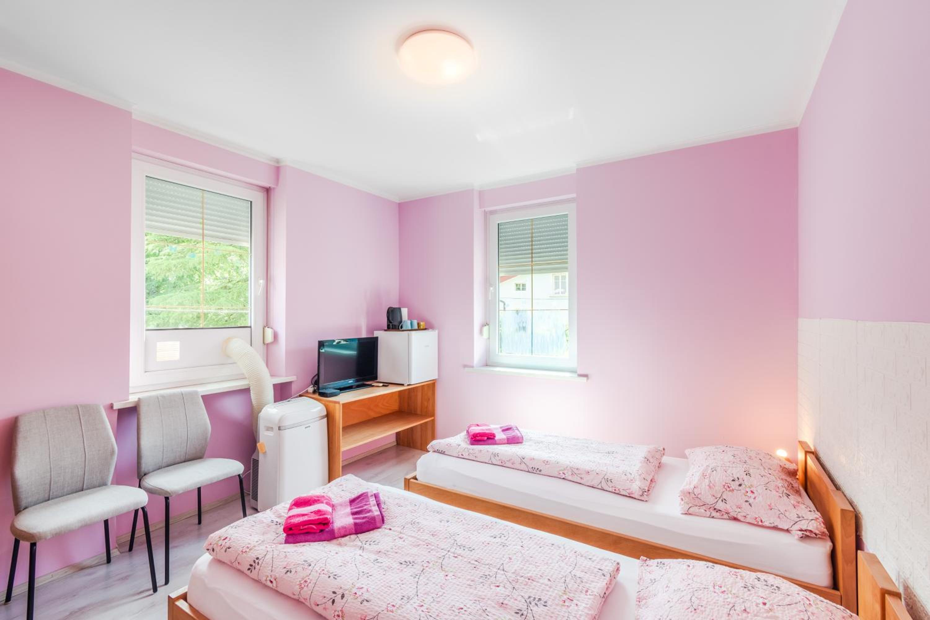 Twin Room with Private External Bathroom - Photo 2
