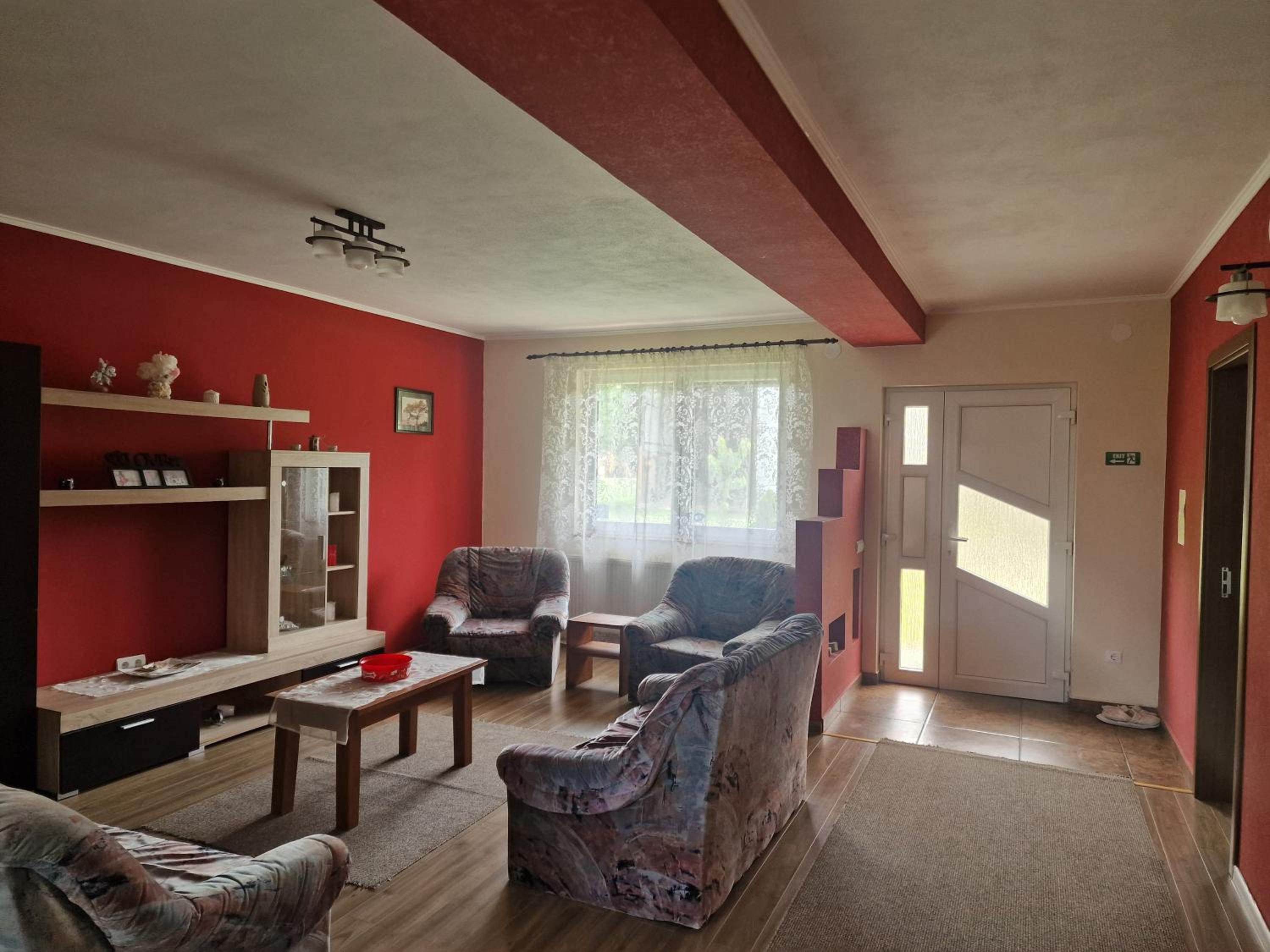 Five-Bedroom House photo 1