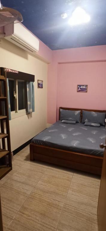 Queen Room with Shared Bathroom photo 1