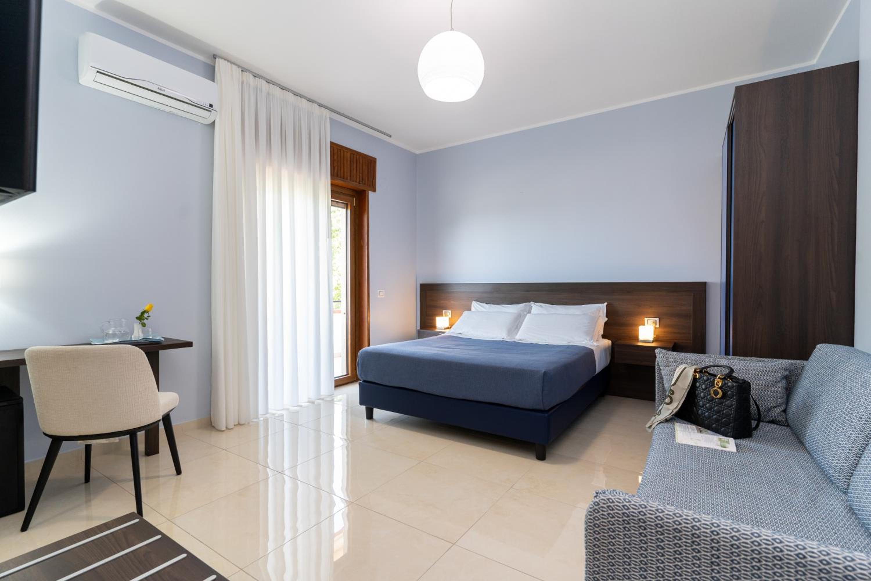 Deluxe Double Room with Balcony and Sea View - Photo 11