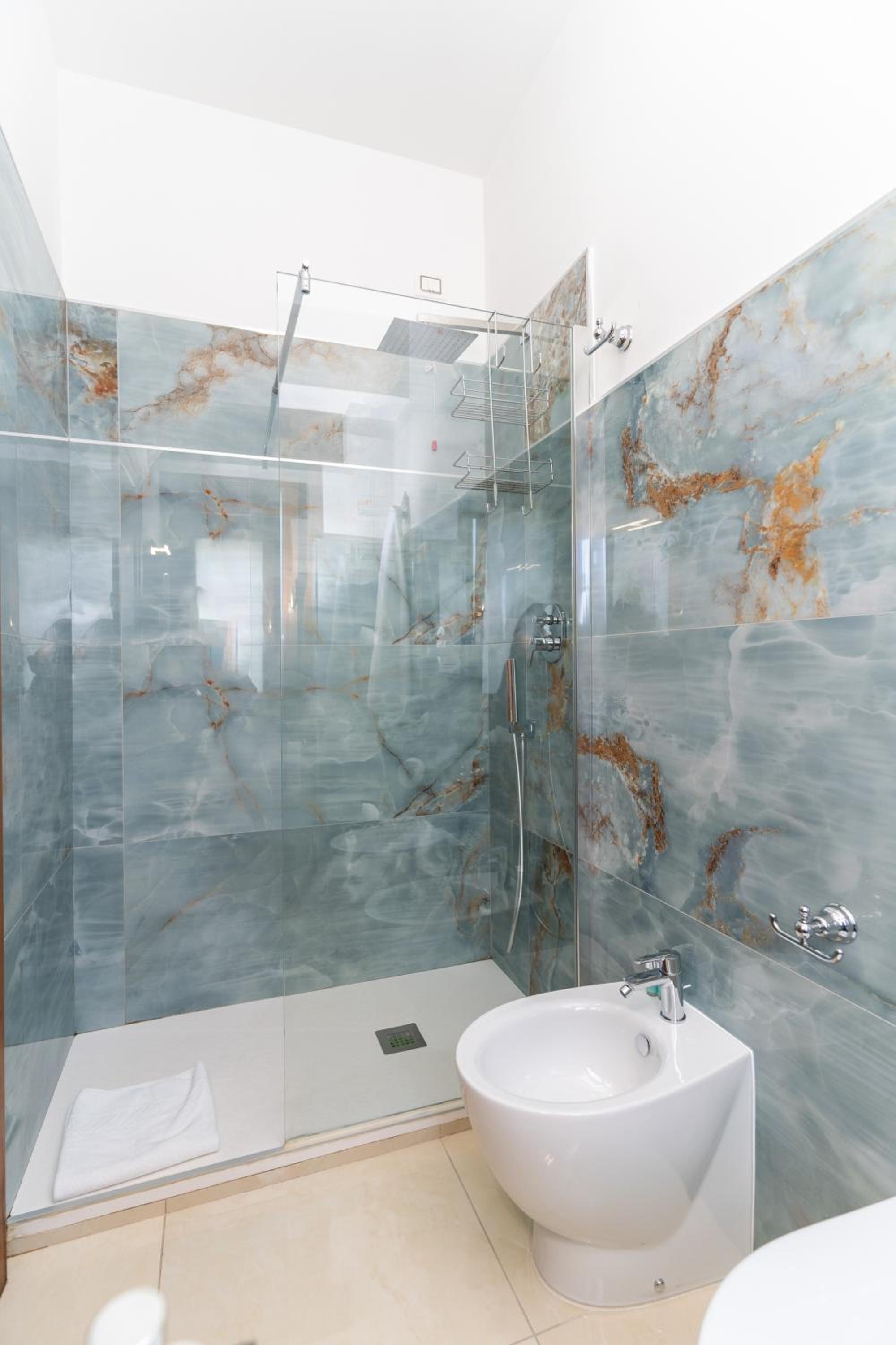 Deluxe Double Room with Balcony and Sea View - Photo 8