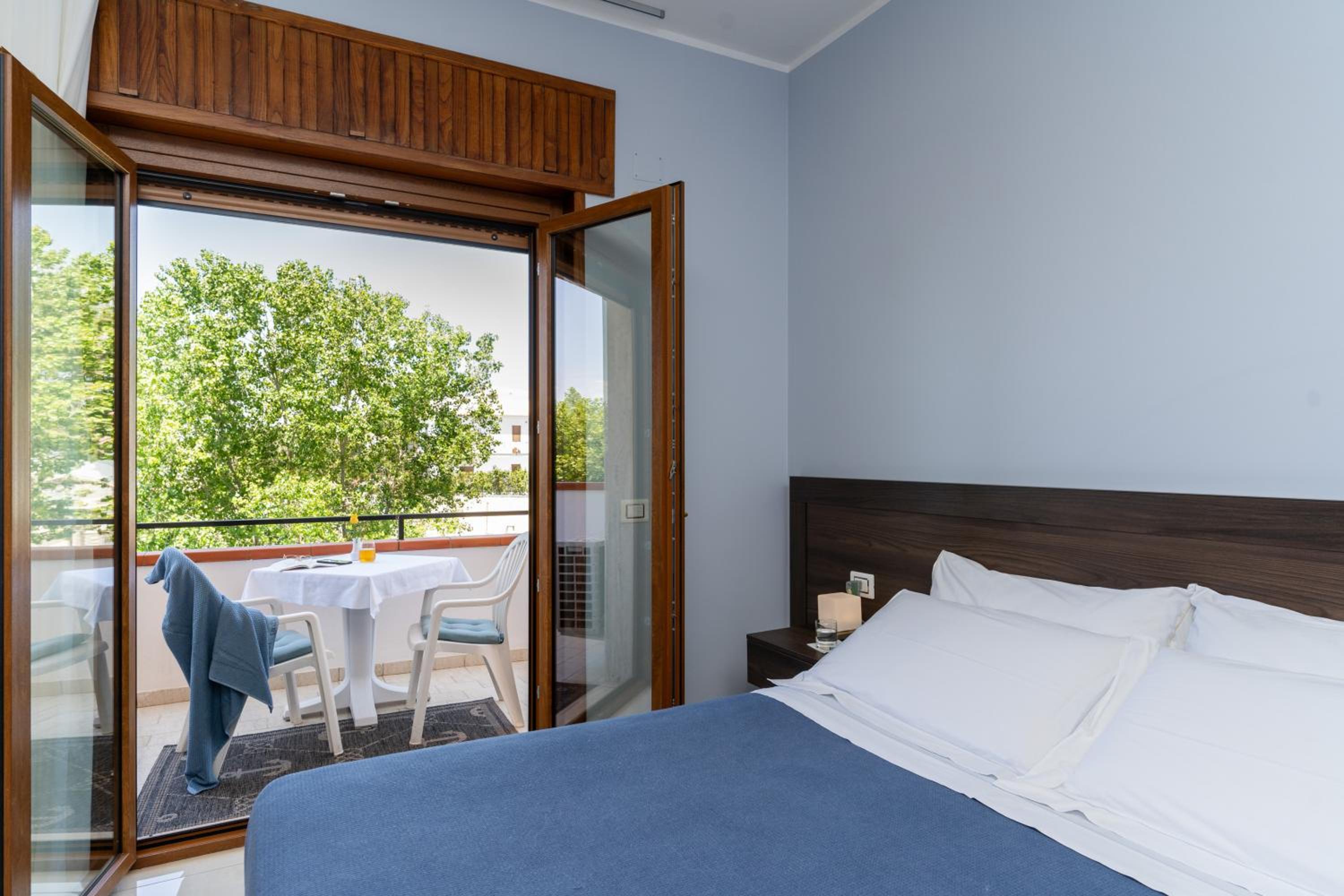 Deluxe Double Room with Balcony and Sea View - Photo 7