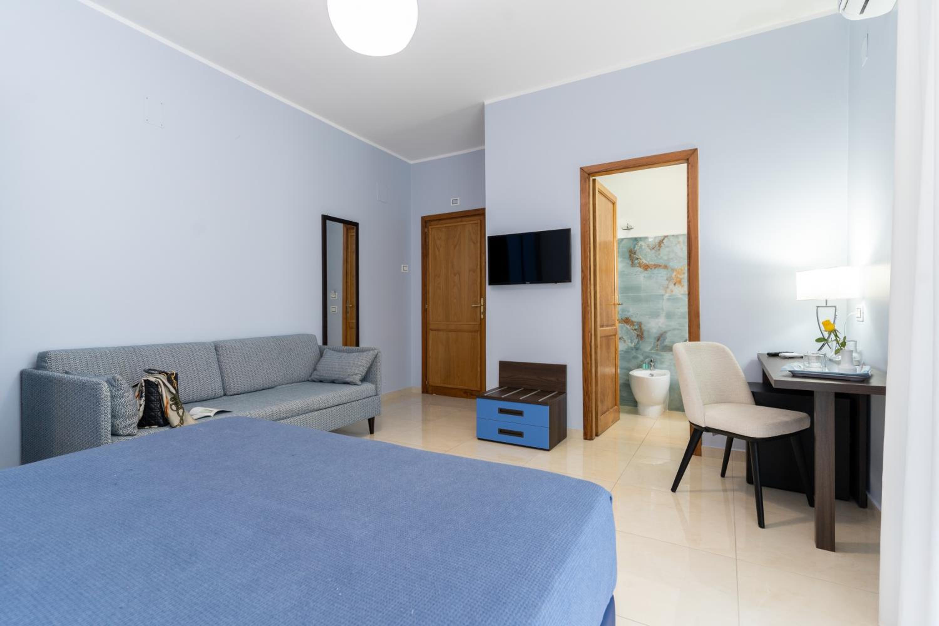 Deluxe Double Room with Balcony and Sea View - Photo 5