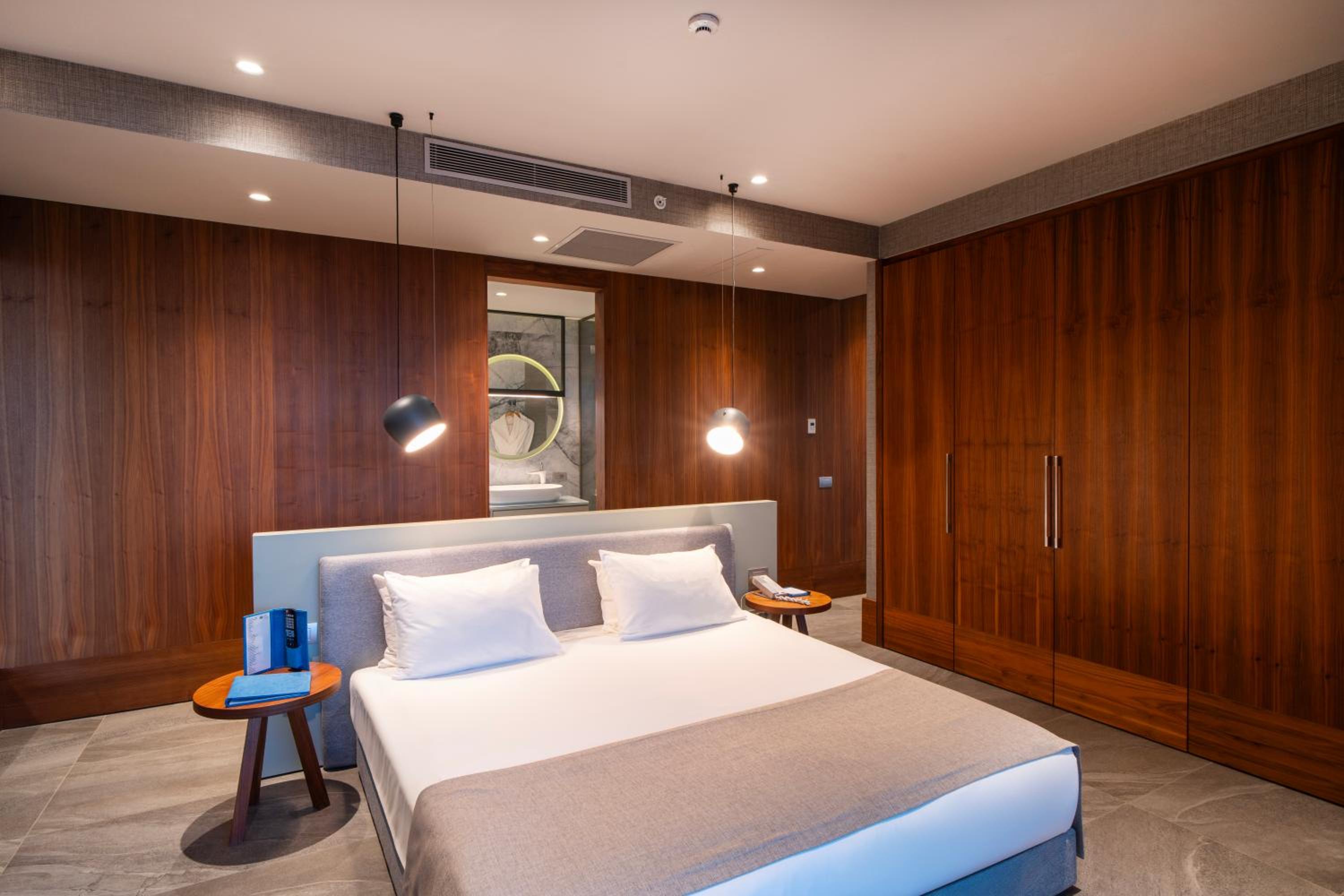 Executive Suite - Photo 1