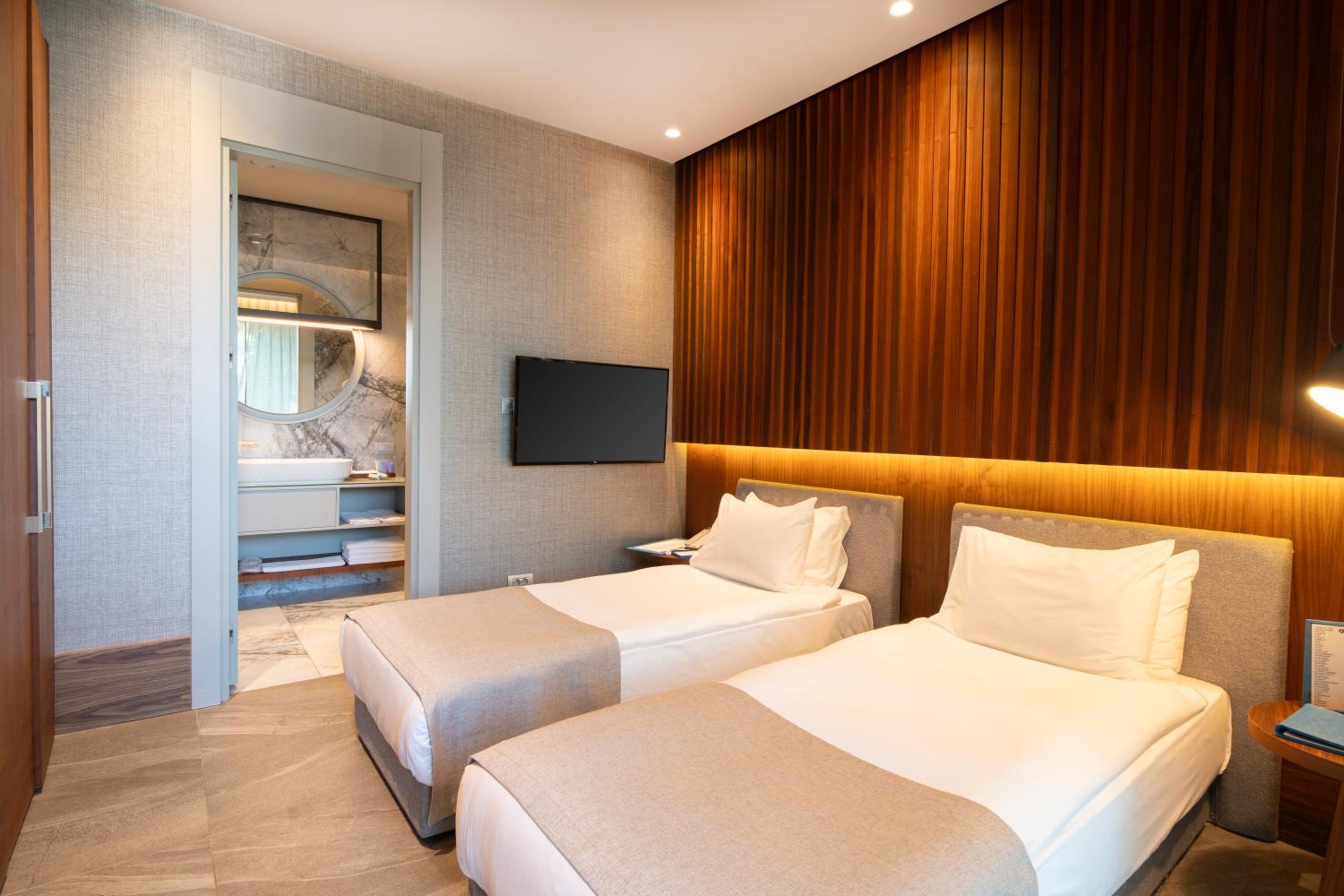 Quadruple Room with Sea View - Photo 3