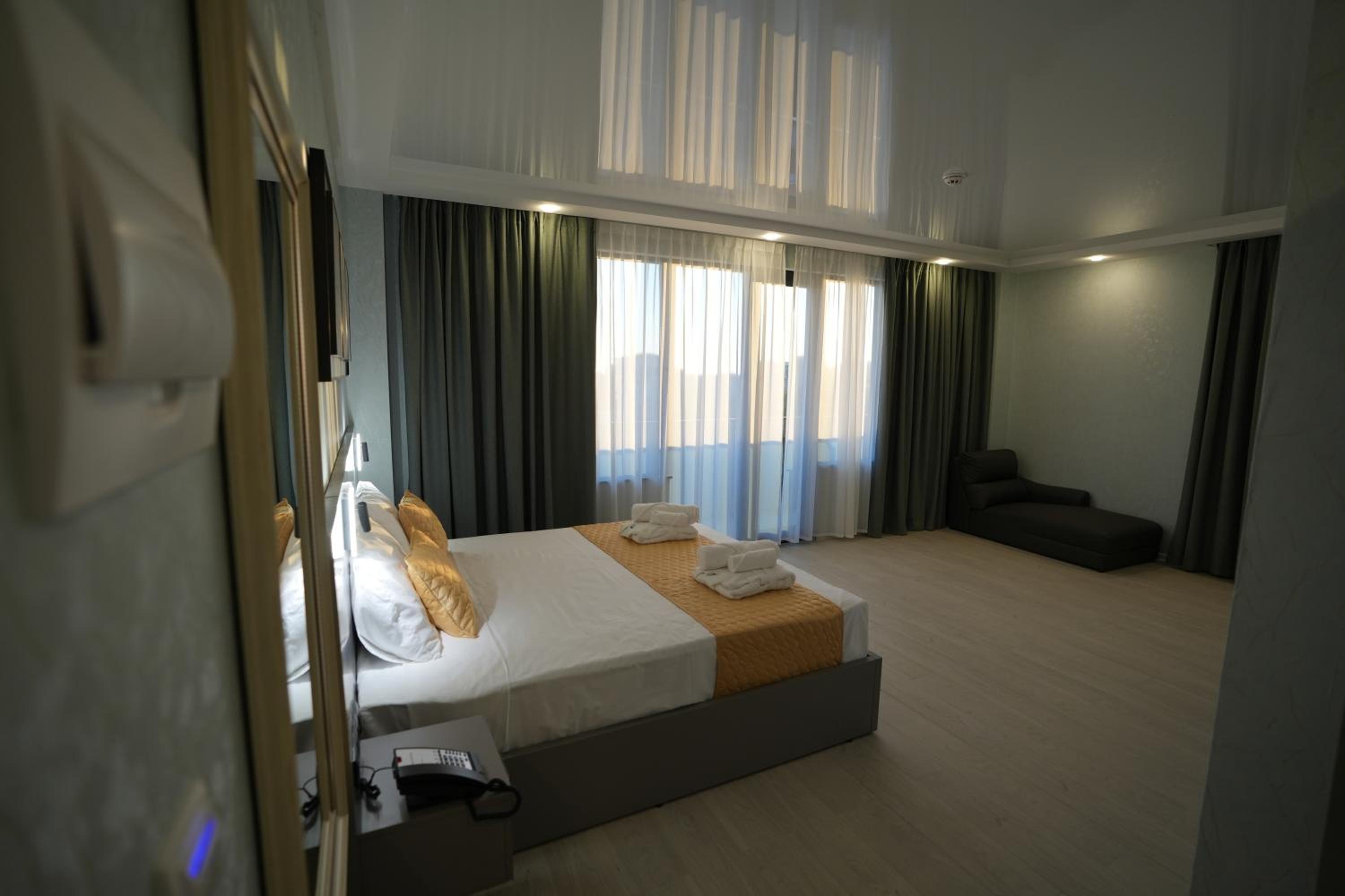 Deluxe Double Room (2 Adults + 1 Child) photo 3