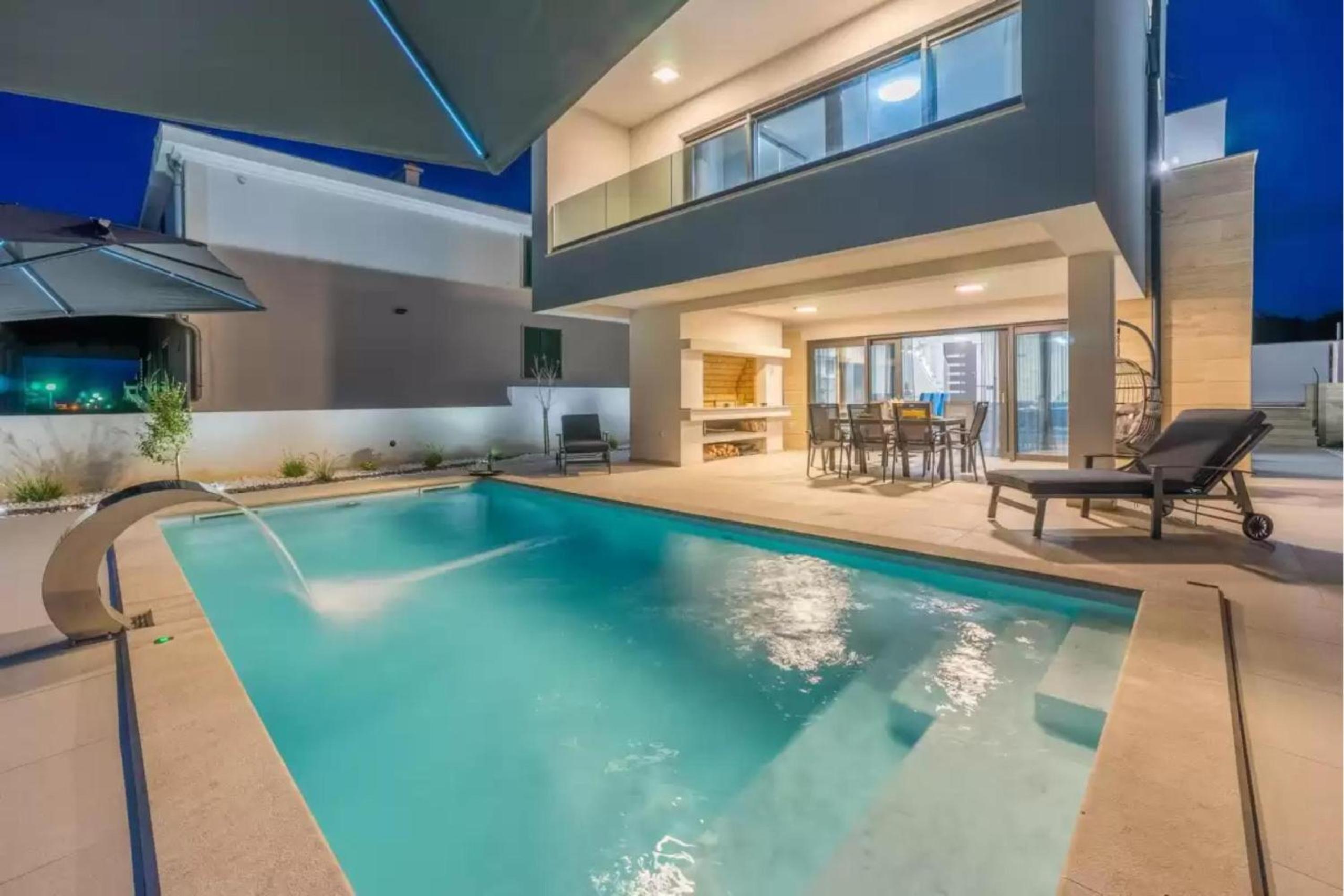 Villa photo 2