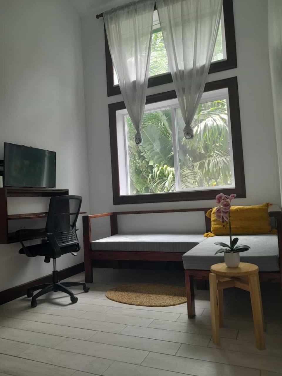 Queen Suite with Pool View photo 3