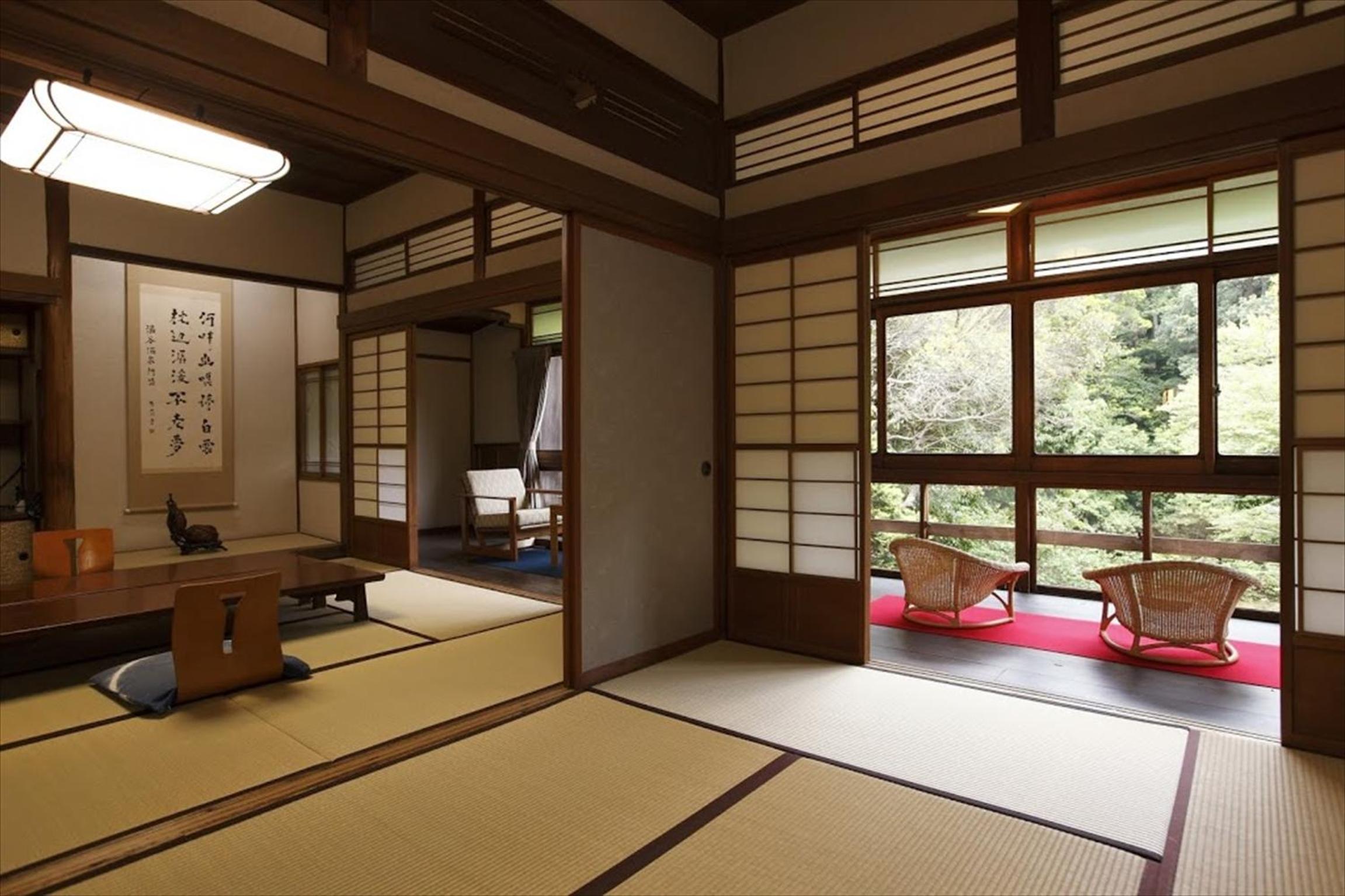 Japanese-Style Family Room with Shared Bathroom photo 3