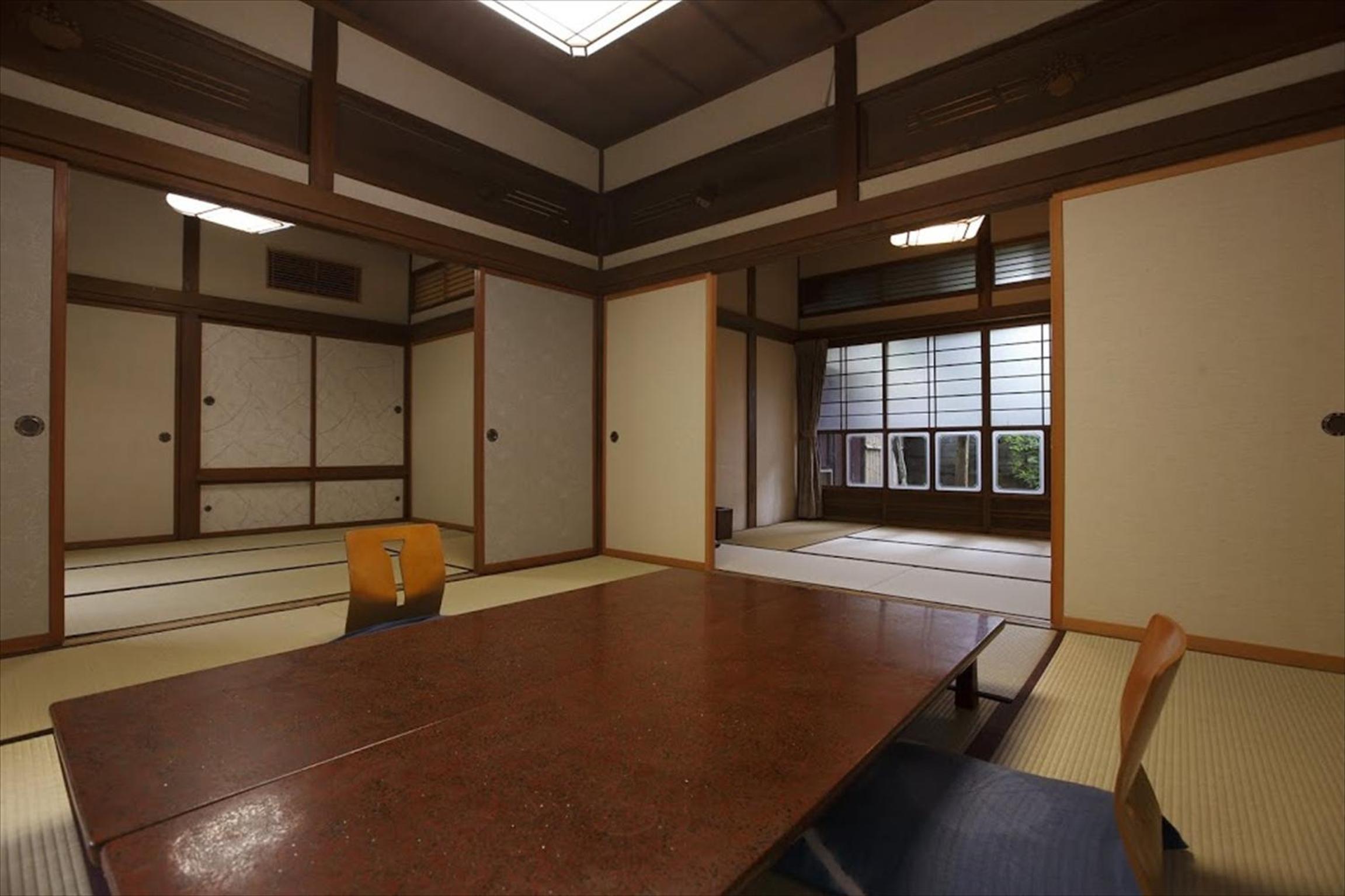 Japanese-Style Family Room with Shared Bathroom photo 2