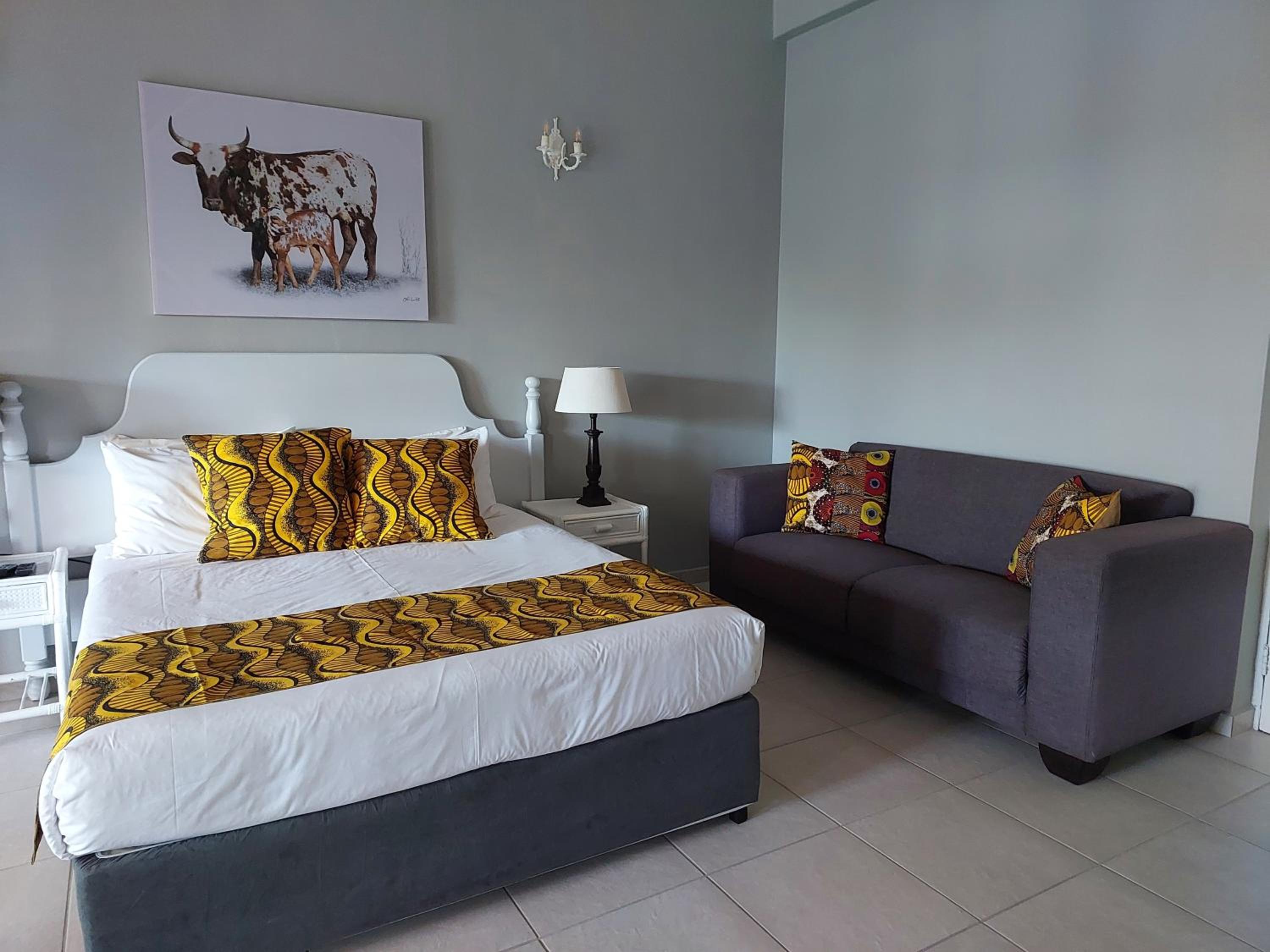 Suite with Pool View - Photo 8