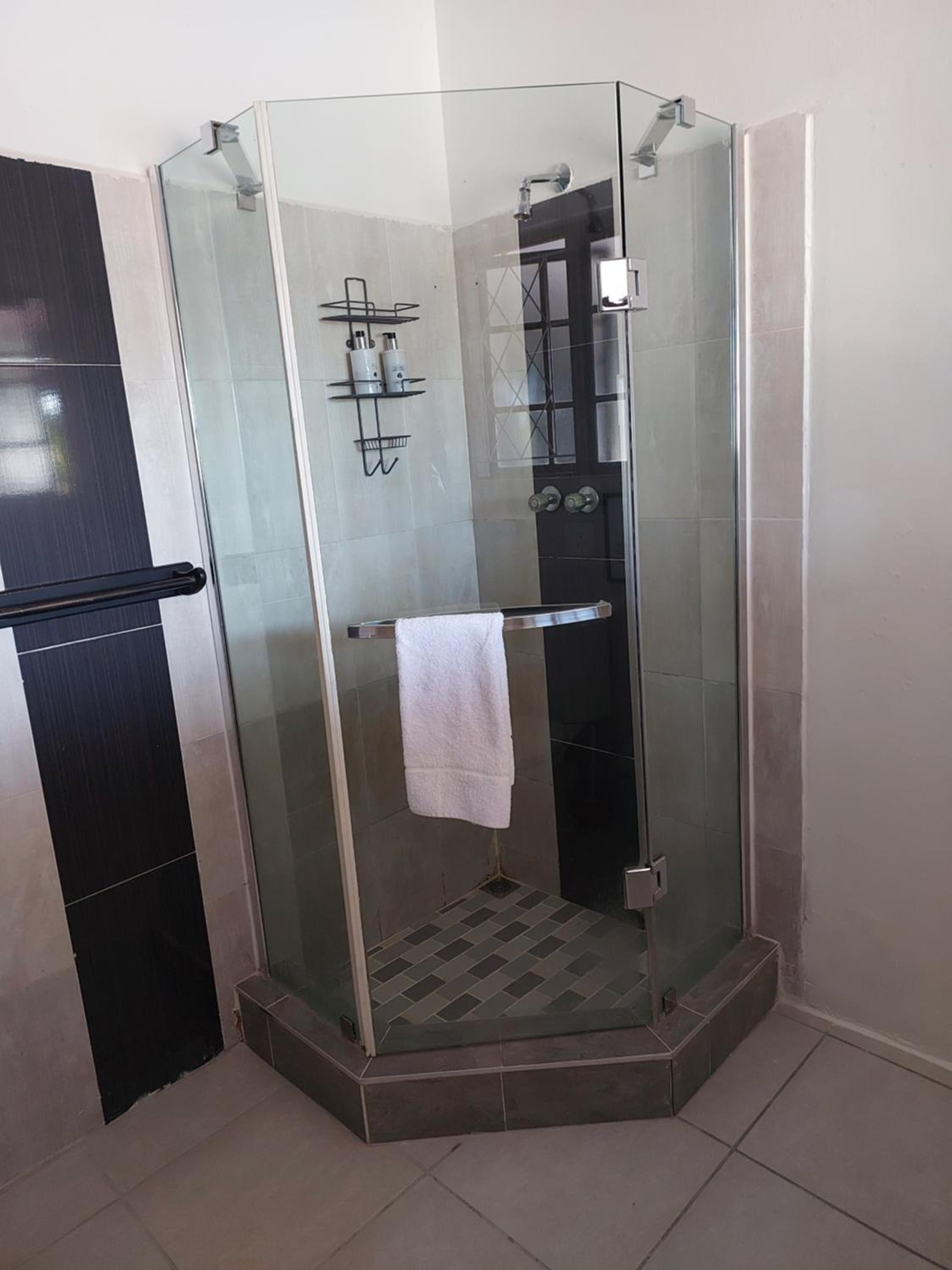 Suite with Pool View - Photo 5