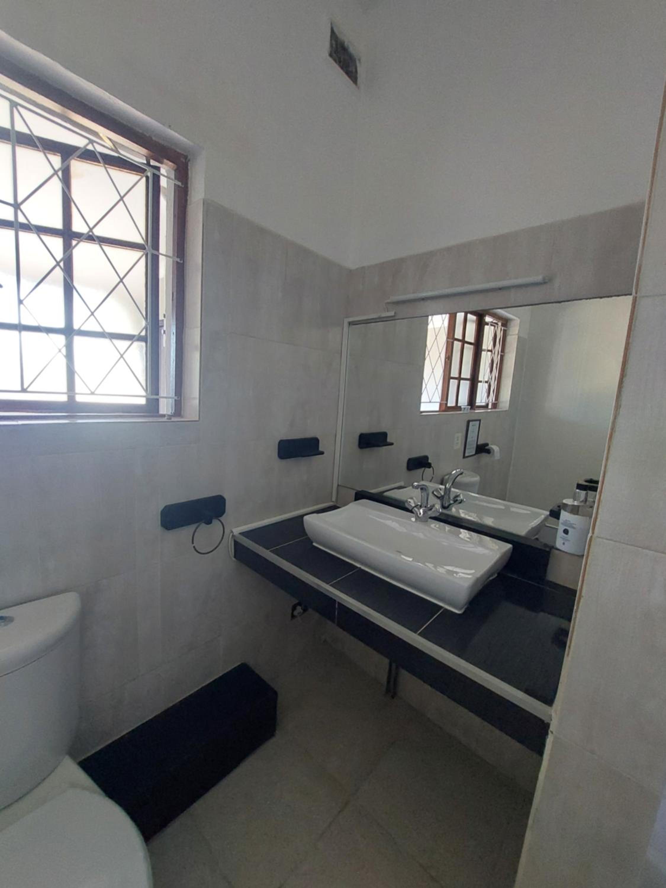 Suite with Pool View - Photo 4