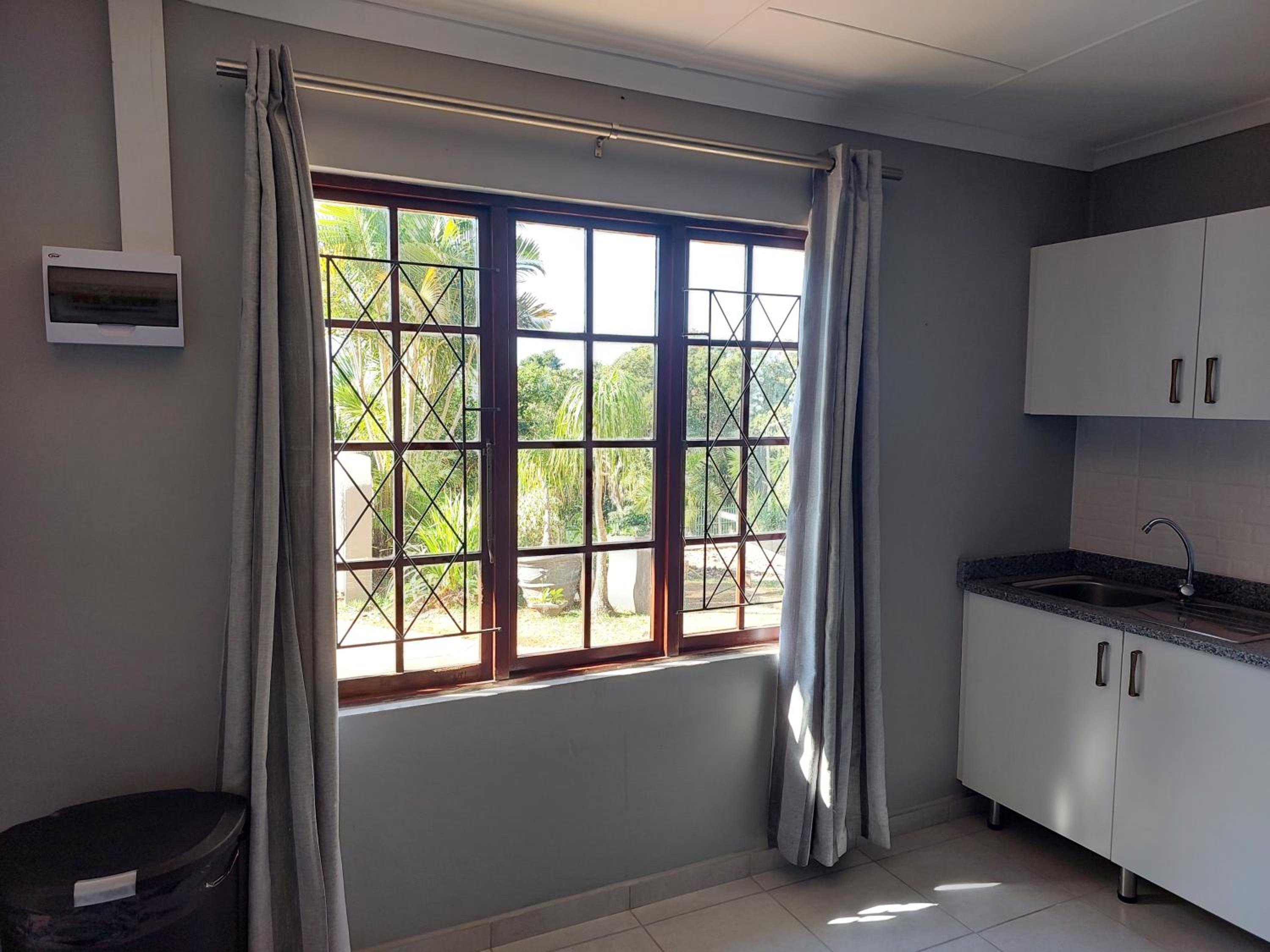Suite with Pool View - Photo 15