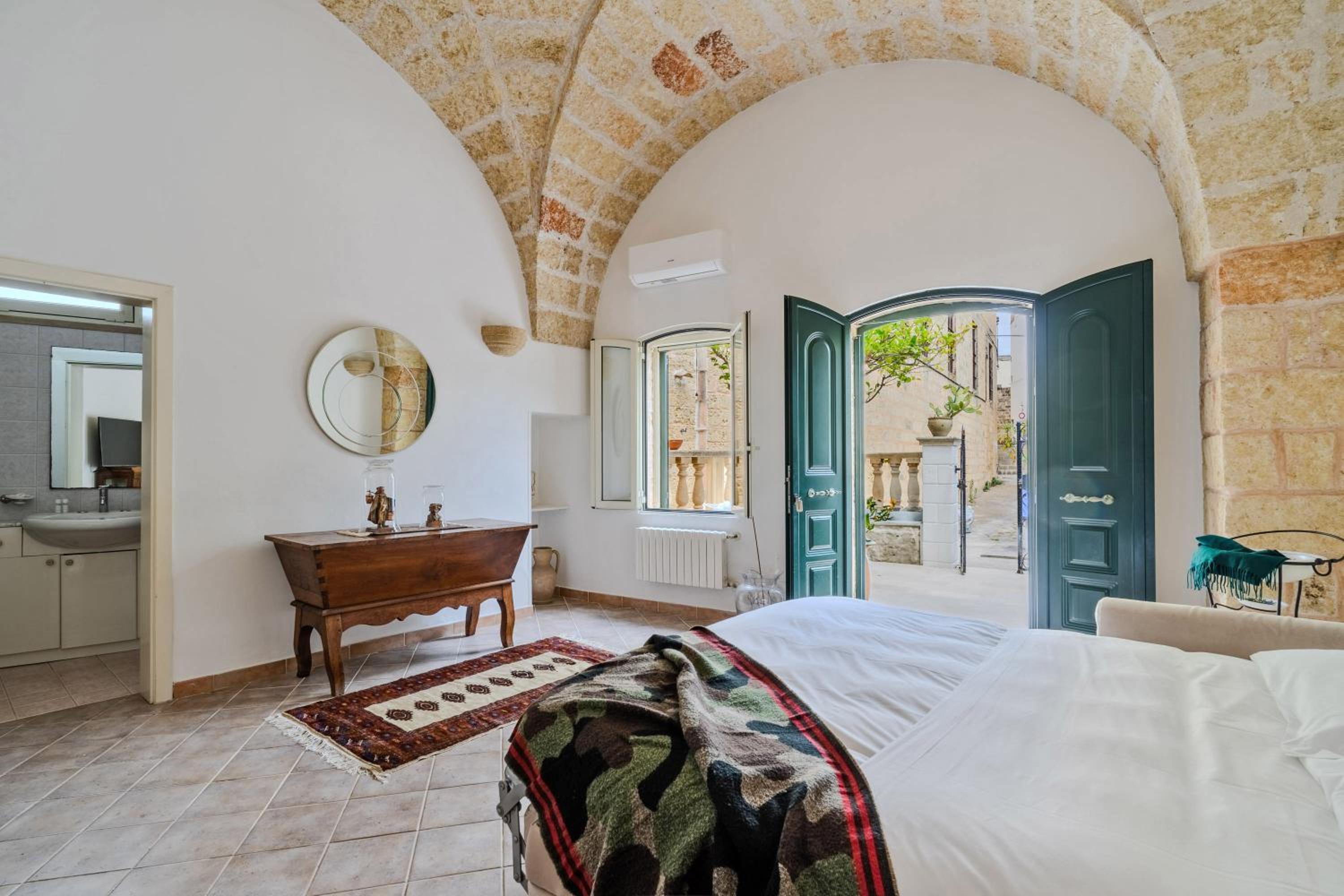 Two-Bedroom Deluxe Apartment with Balcony photo 1