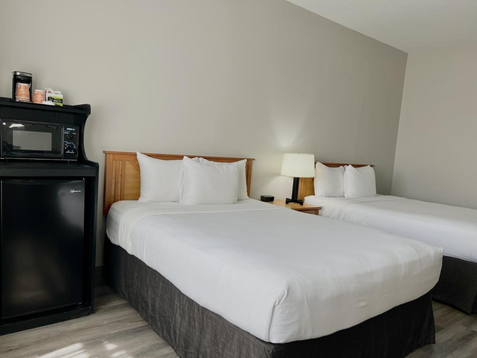 Queen Room with Two Queen Beds - Non-Smoking - Photo 4