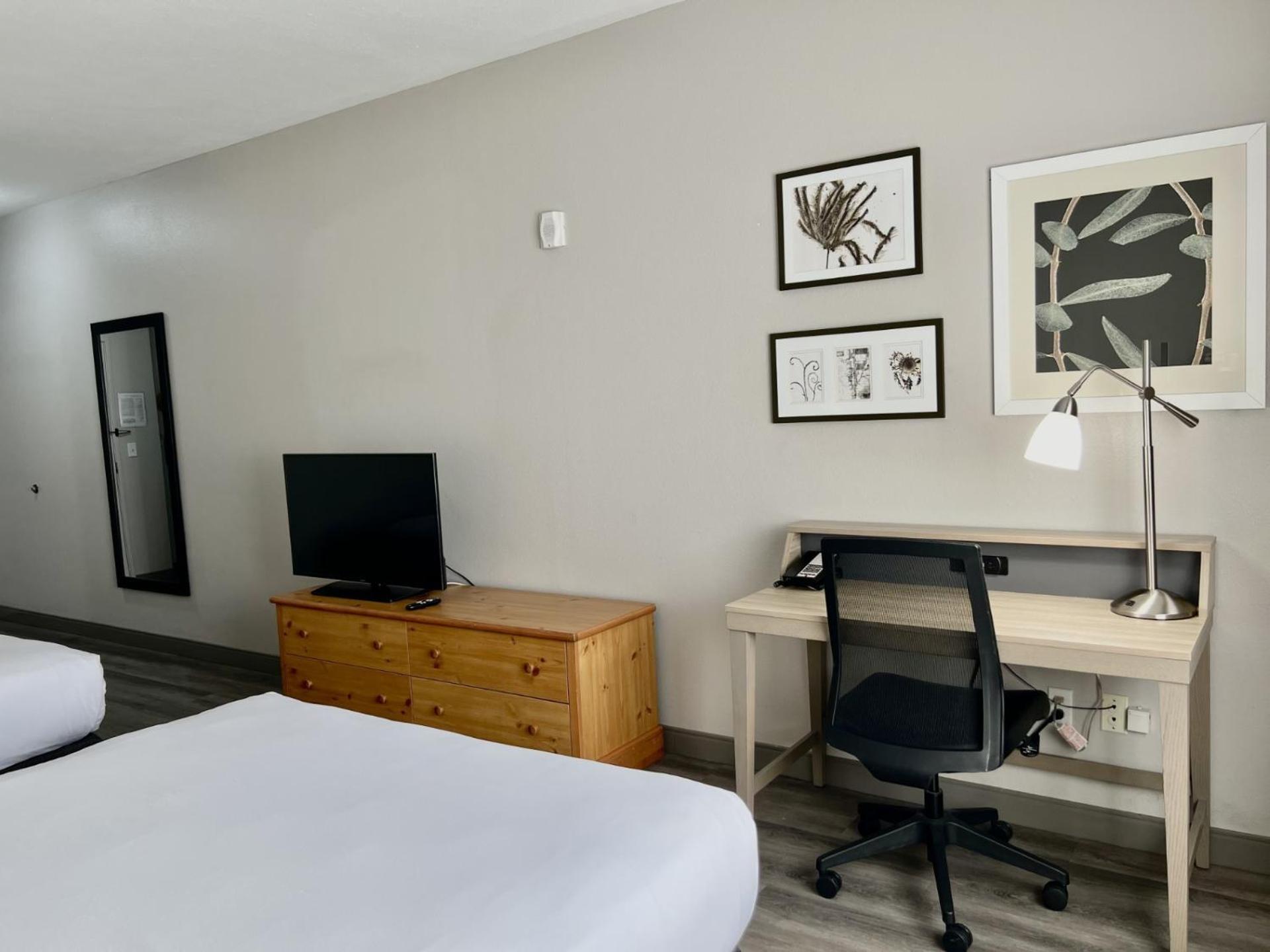 Queen Room with Two Queen Beds - Non-Smoking - Photo 3