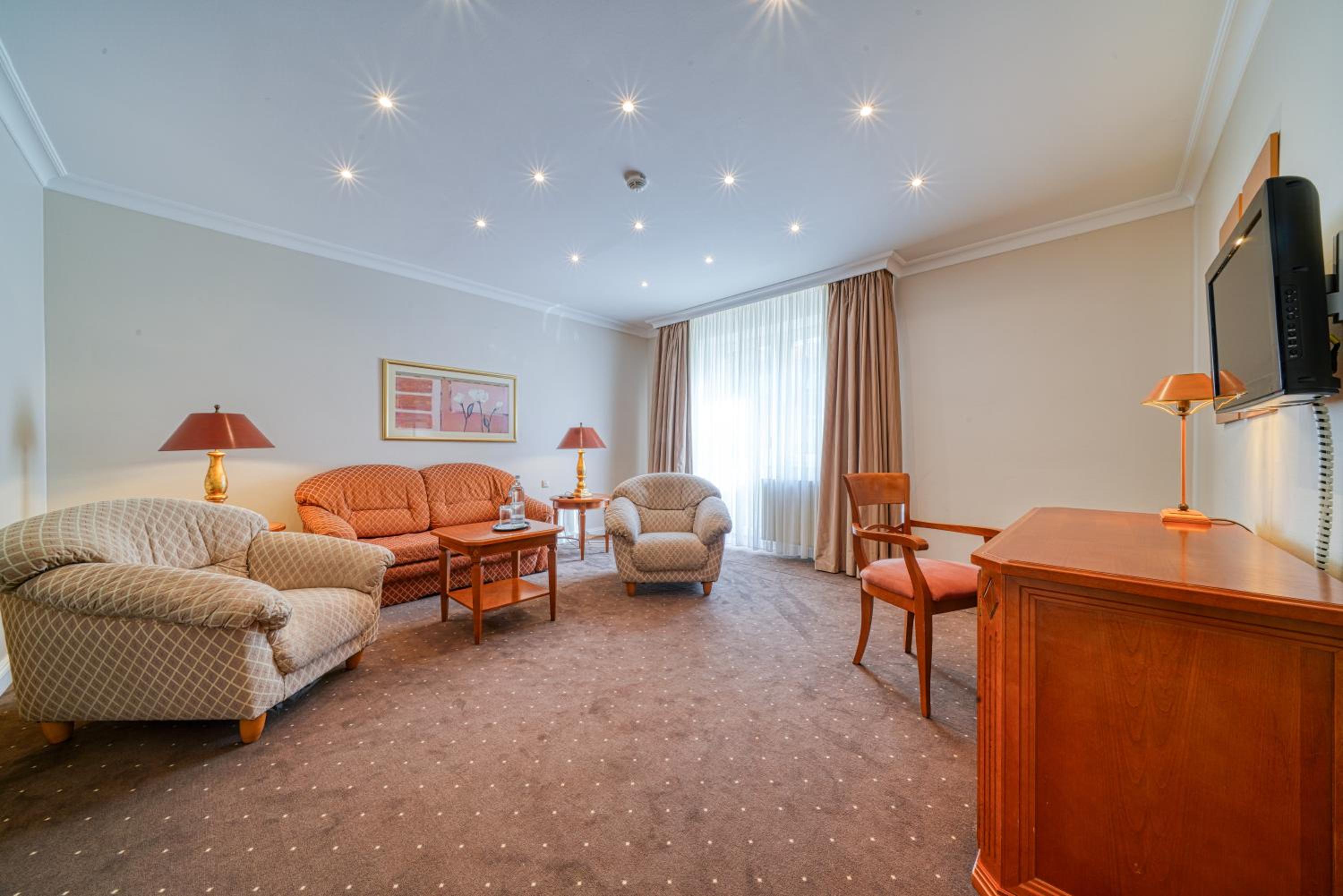 Suite - Photo 1