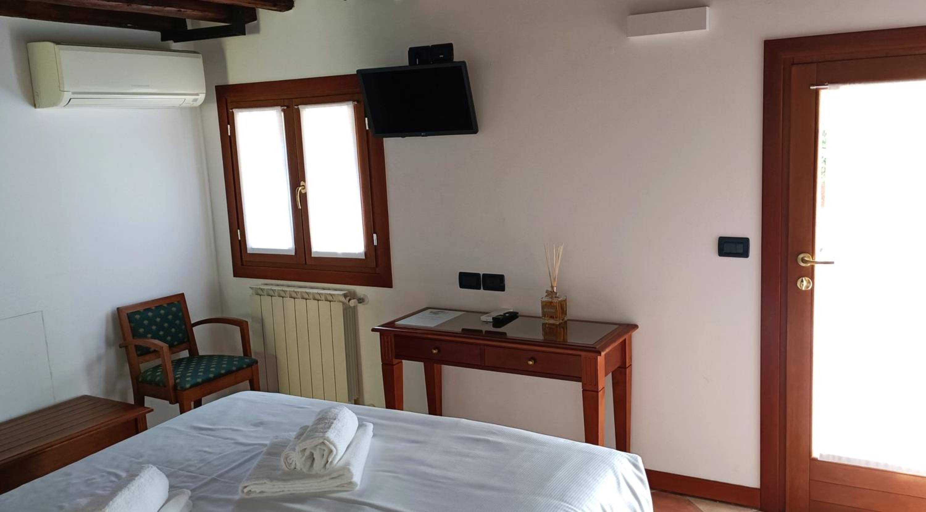 One-Bedroom Apartment with Garden photo 2