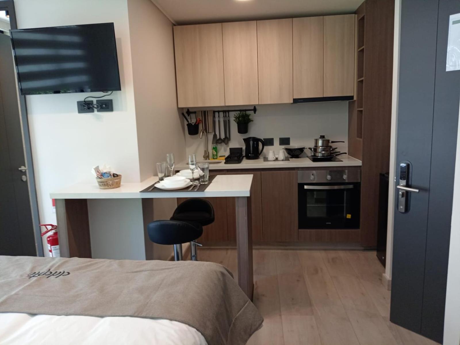 Studio Apartment with Queen Bed photo 2