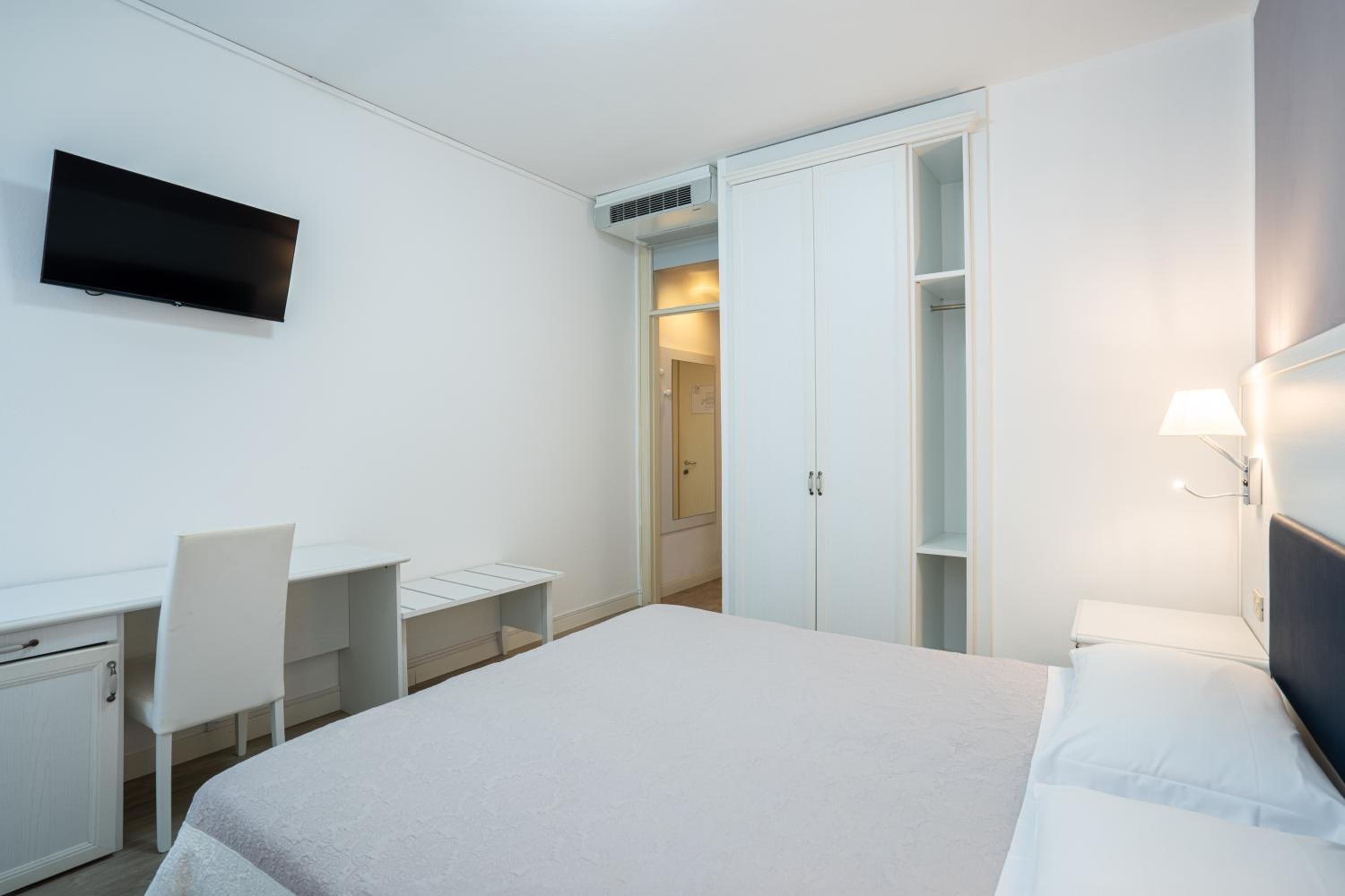 Double or Twin Room photo 3