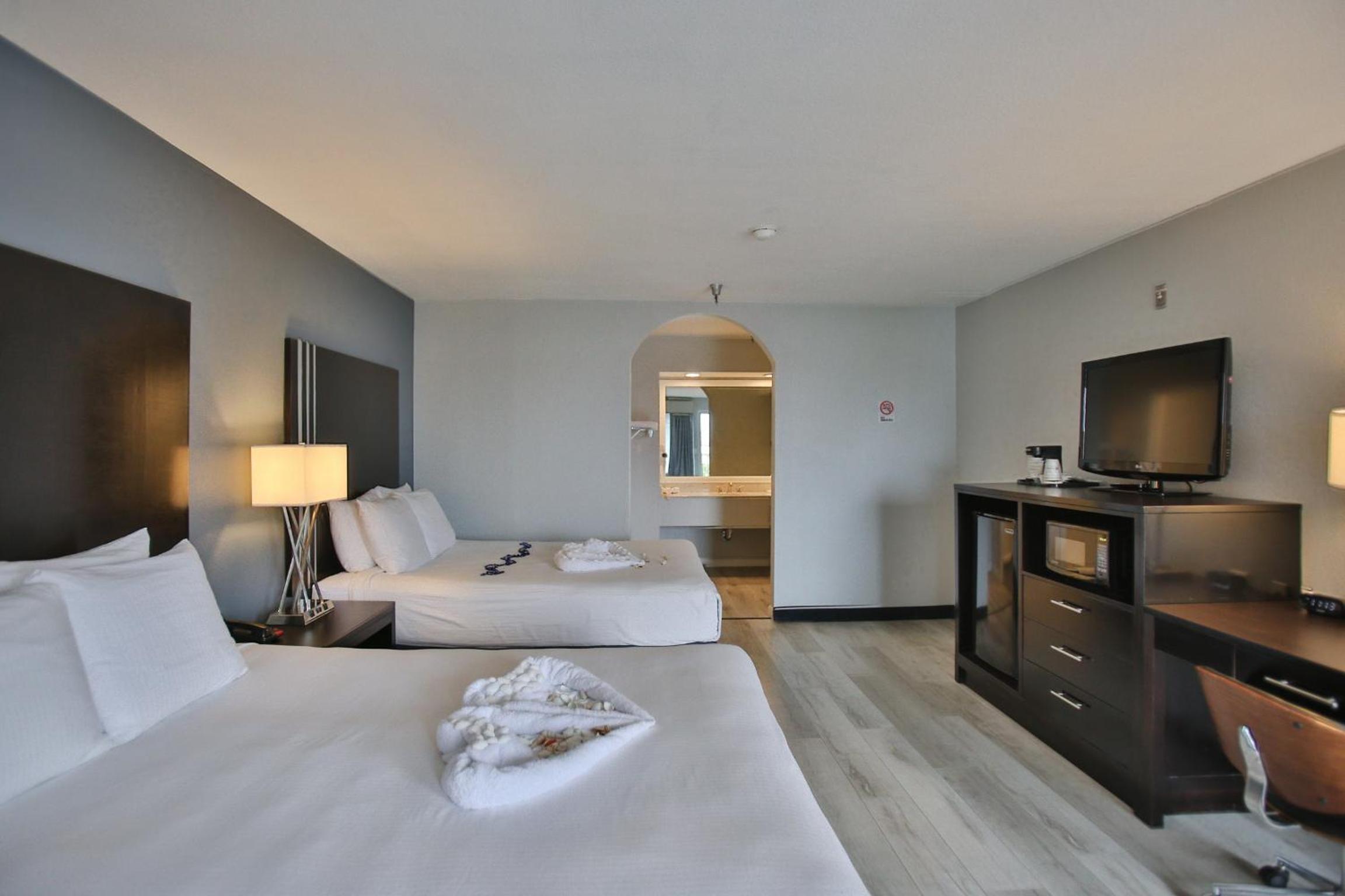 Queen Room with Two Queen Beds - Non-Smoking photo 3