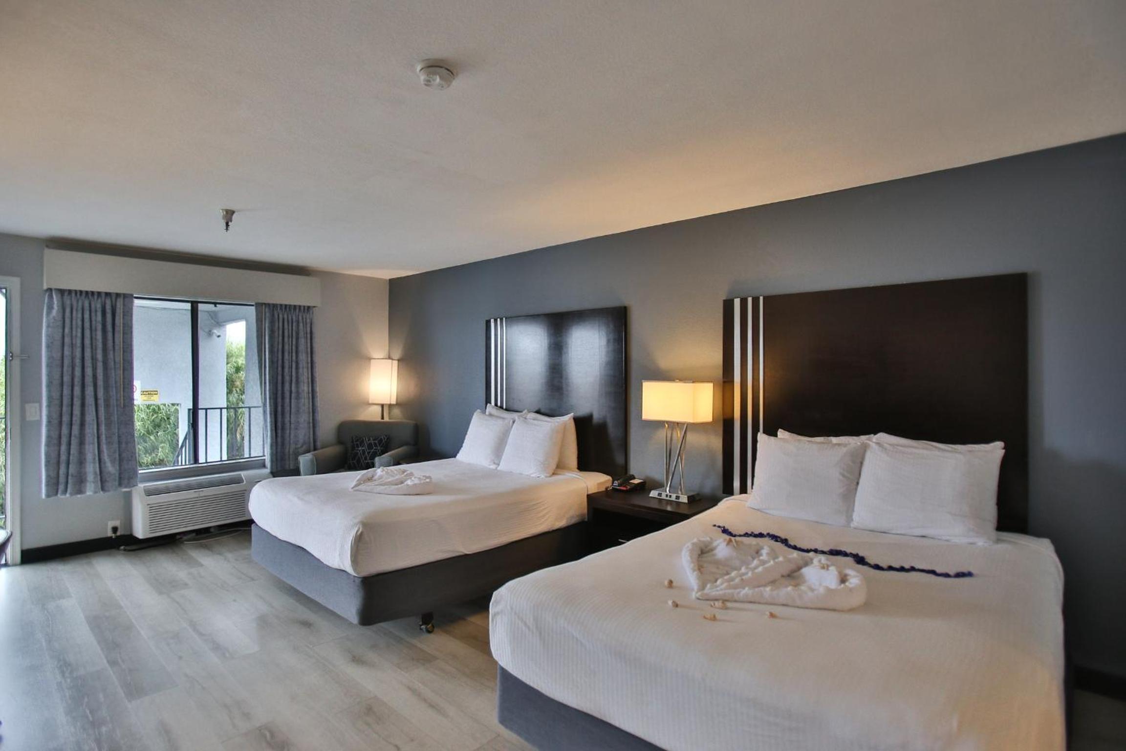 Queen Room with Two Queen Beds - Non-Smoking photo 1