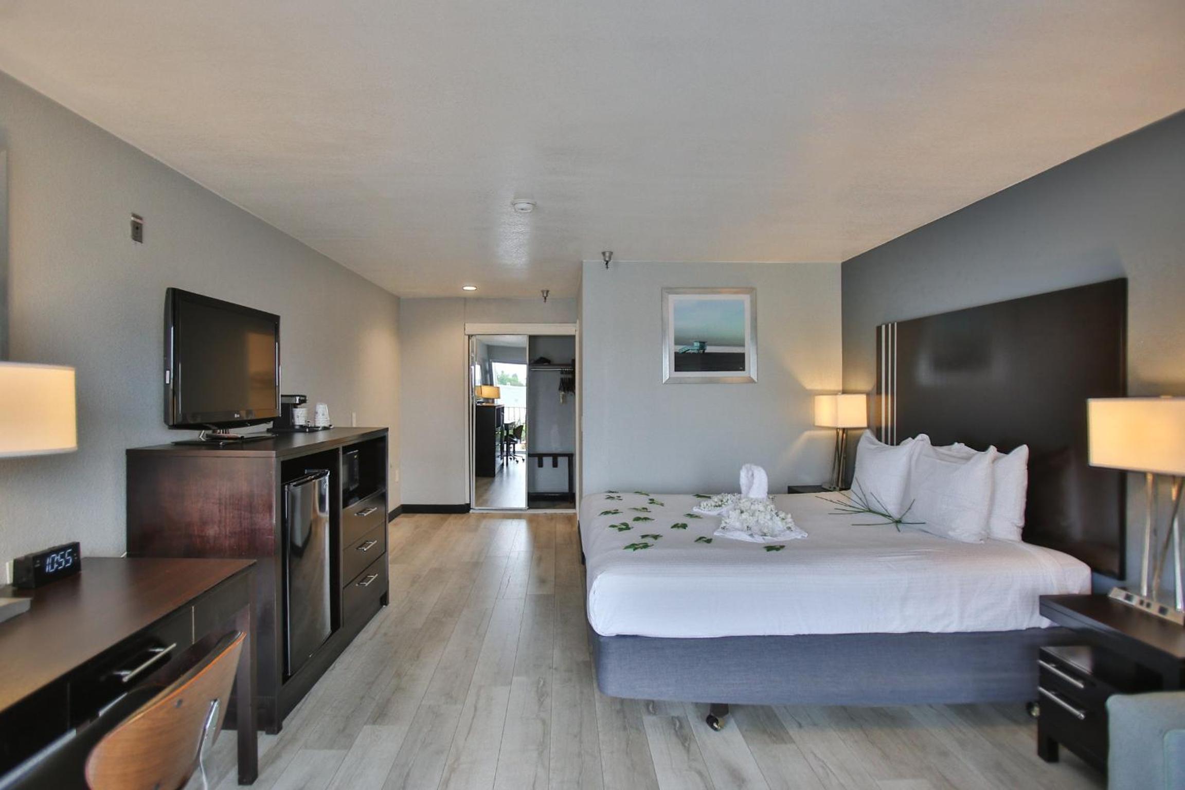 King Room - Non-Smoking photo 1