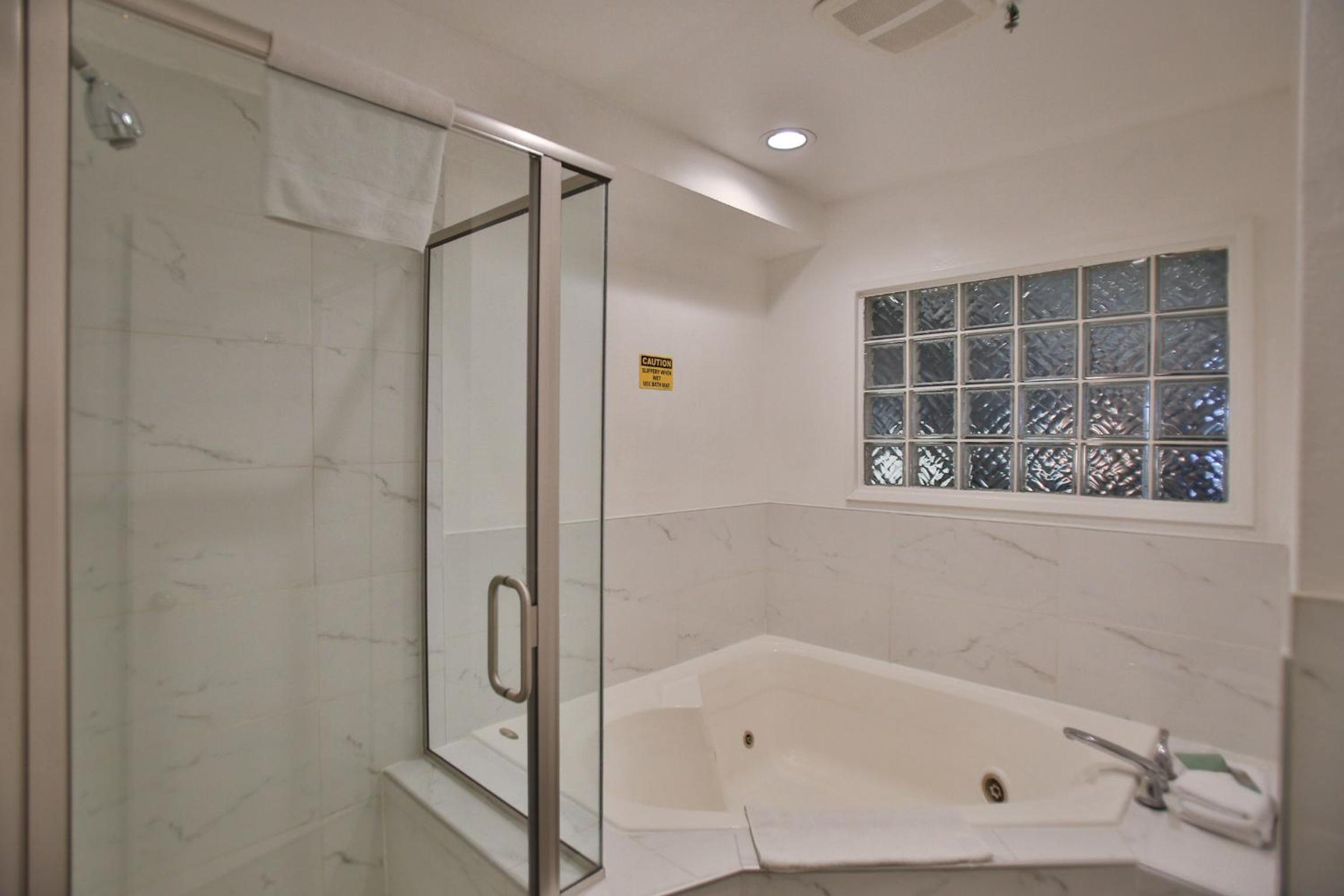 King Room with Spa Bath - Non-Smoking photo 2