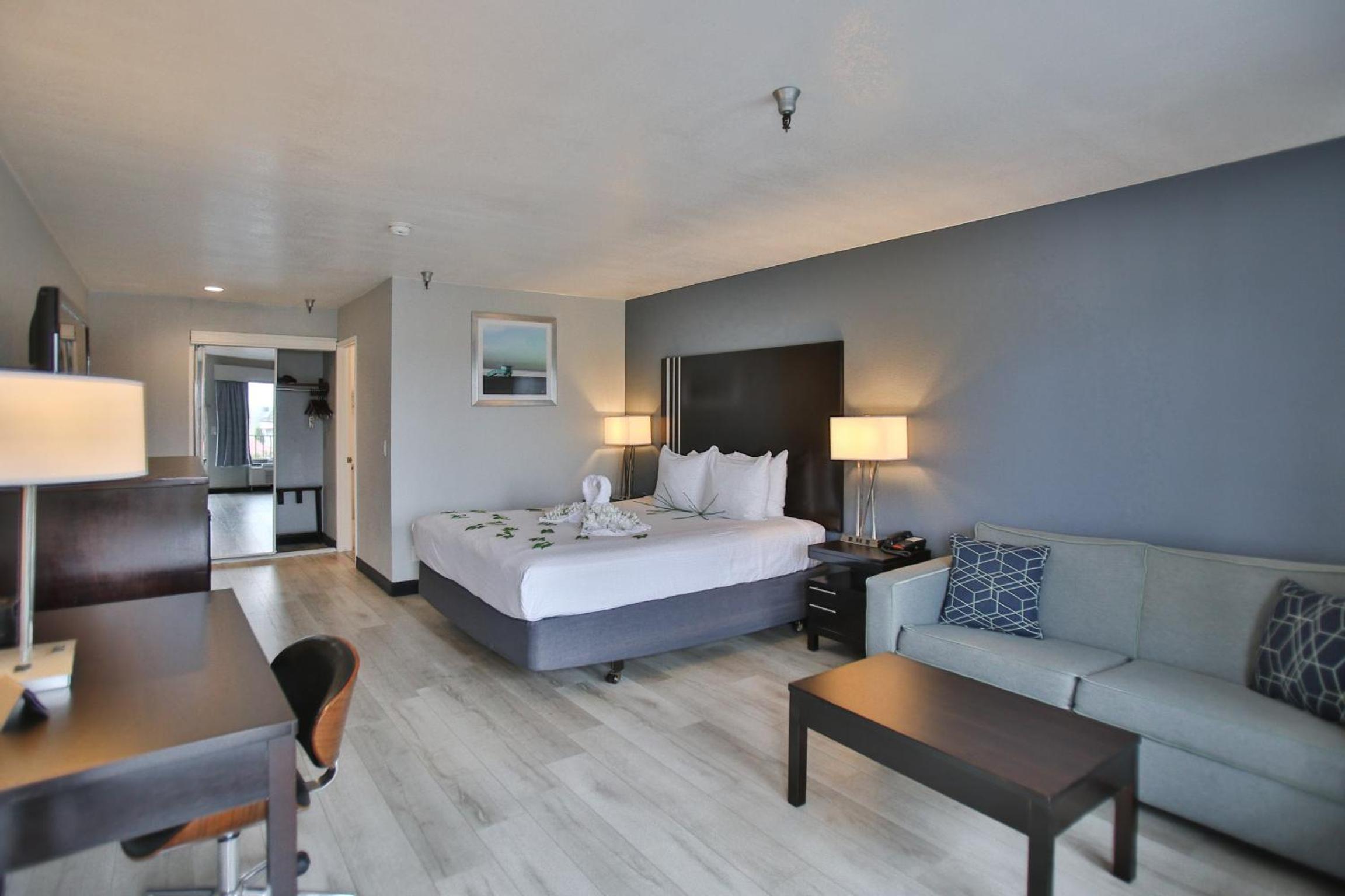 King Suite with One-Bedroom, Wet Bar and Sofa - Non-Smoking photo 1