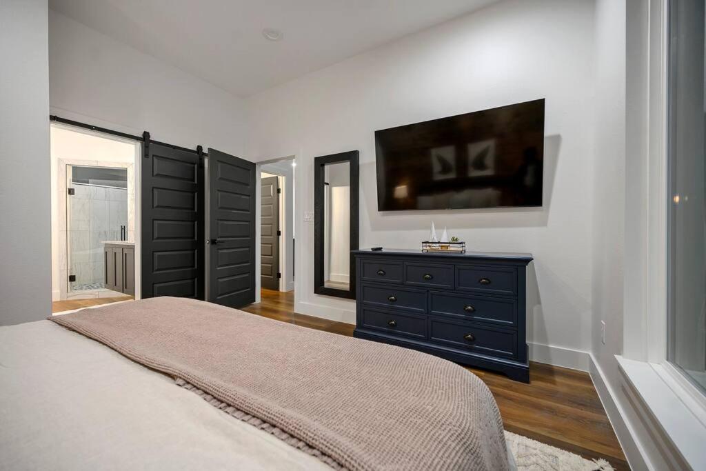 Three-Bedroom House photo 1