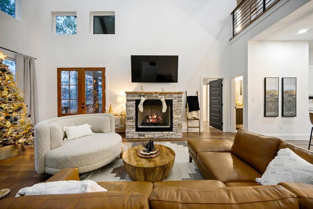 Three-Bedroom House photo 3
