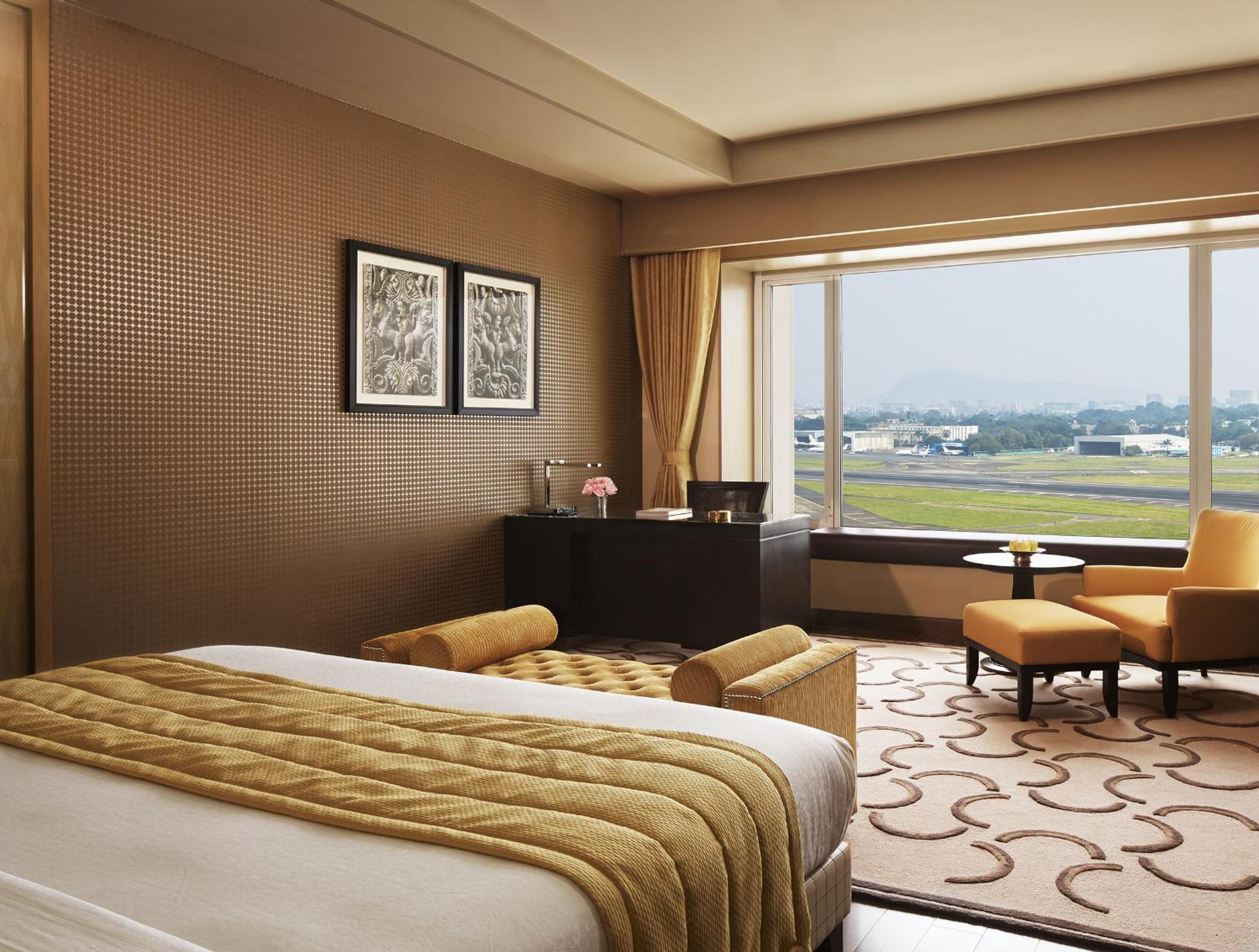 Luxury Room Runway View King Bed with Bathtub Luxury Room Runway View King Bed with Bathtub