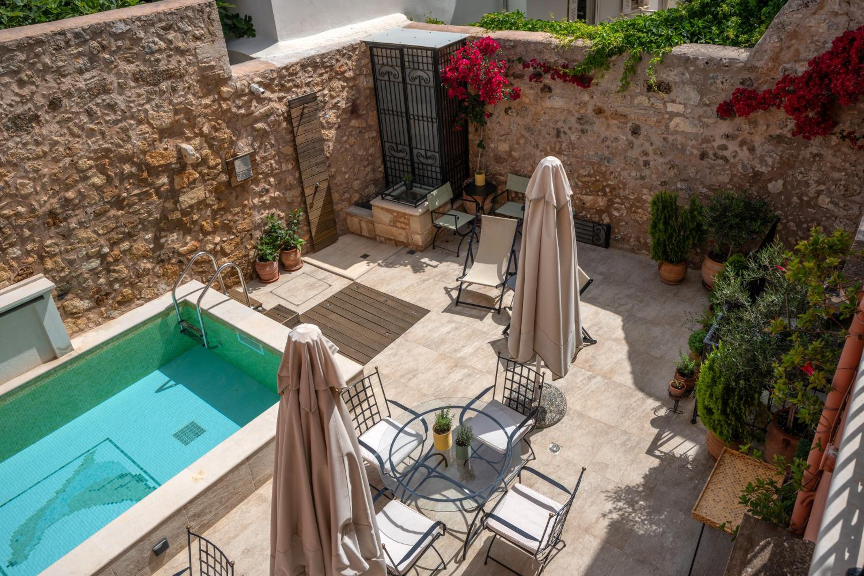 Suite with Balcony and Pool View - Photo 13