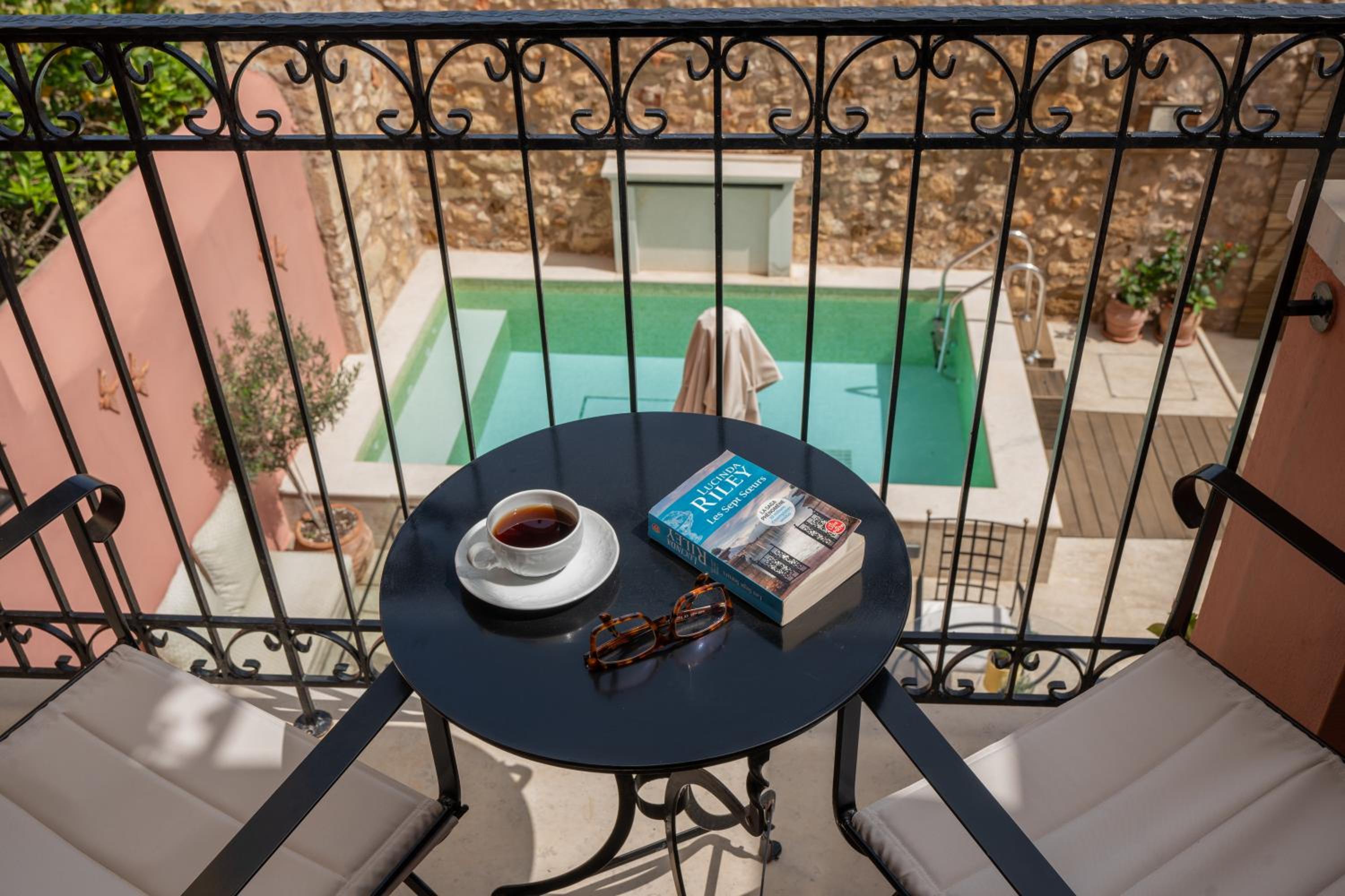 Suite with Balcony and Pool View - Photo 15