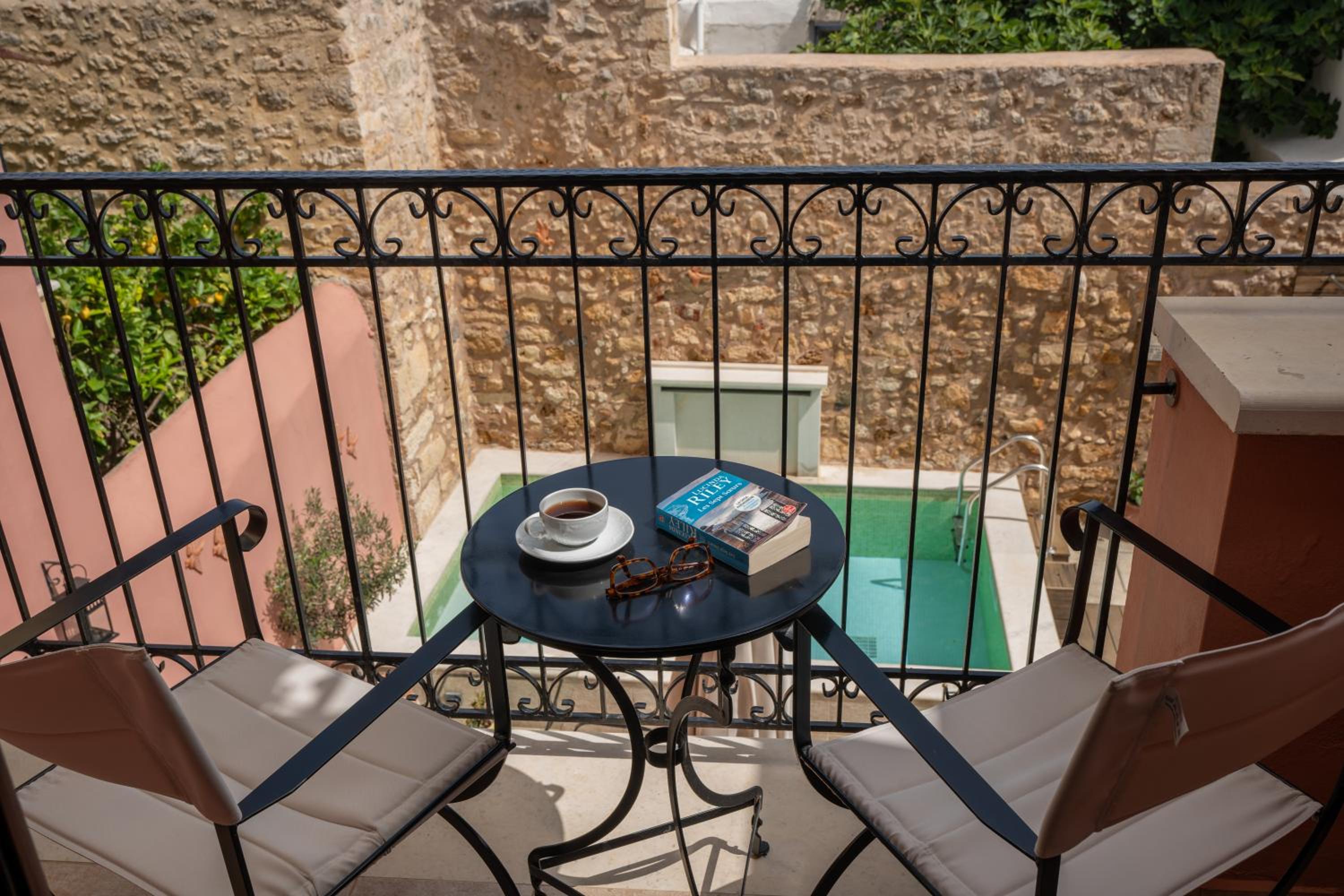 Suite with Balcony and Pool View - Photo 14
