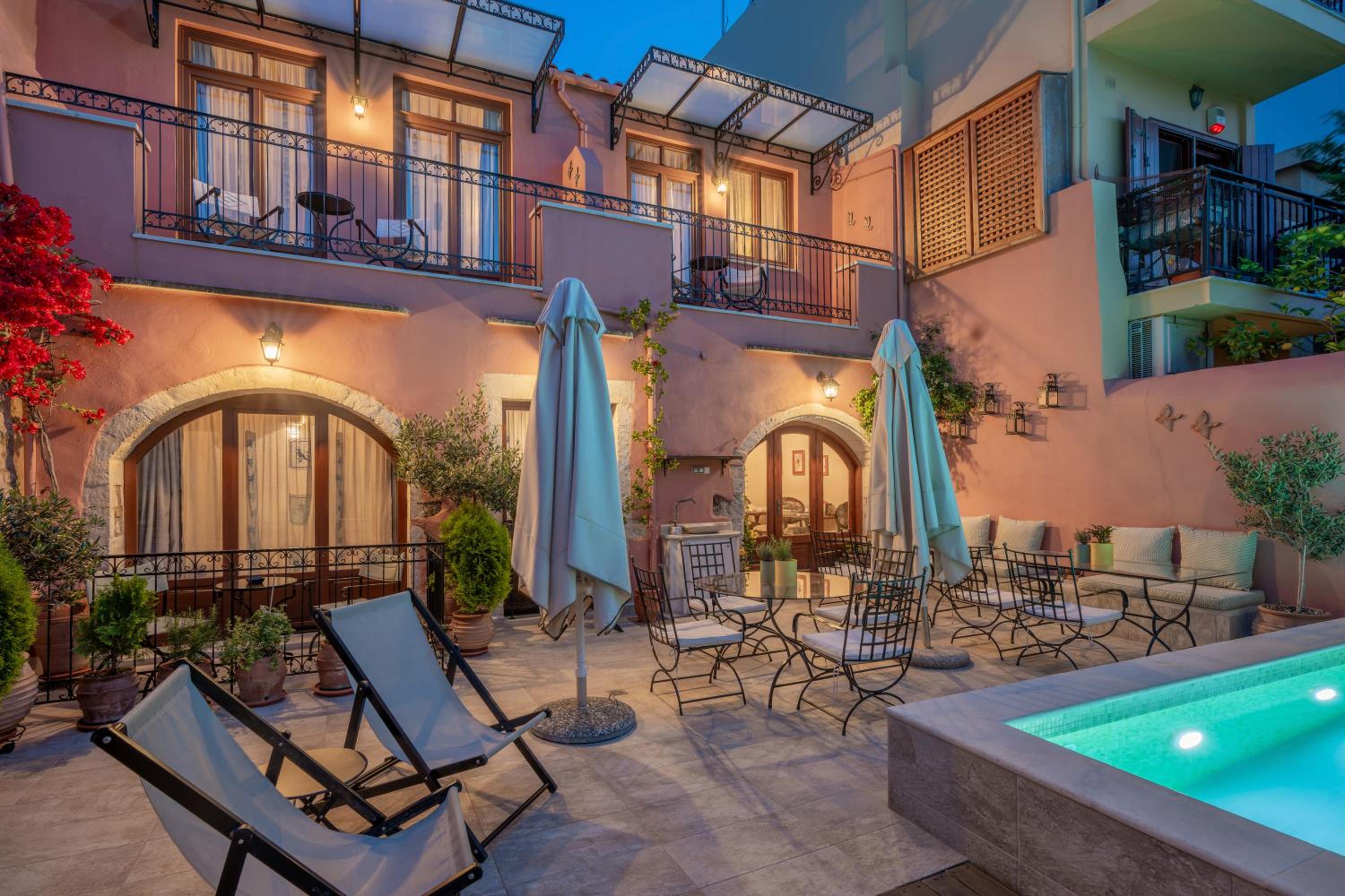 Suite with Balcony and Pool View - Photo 16