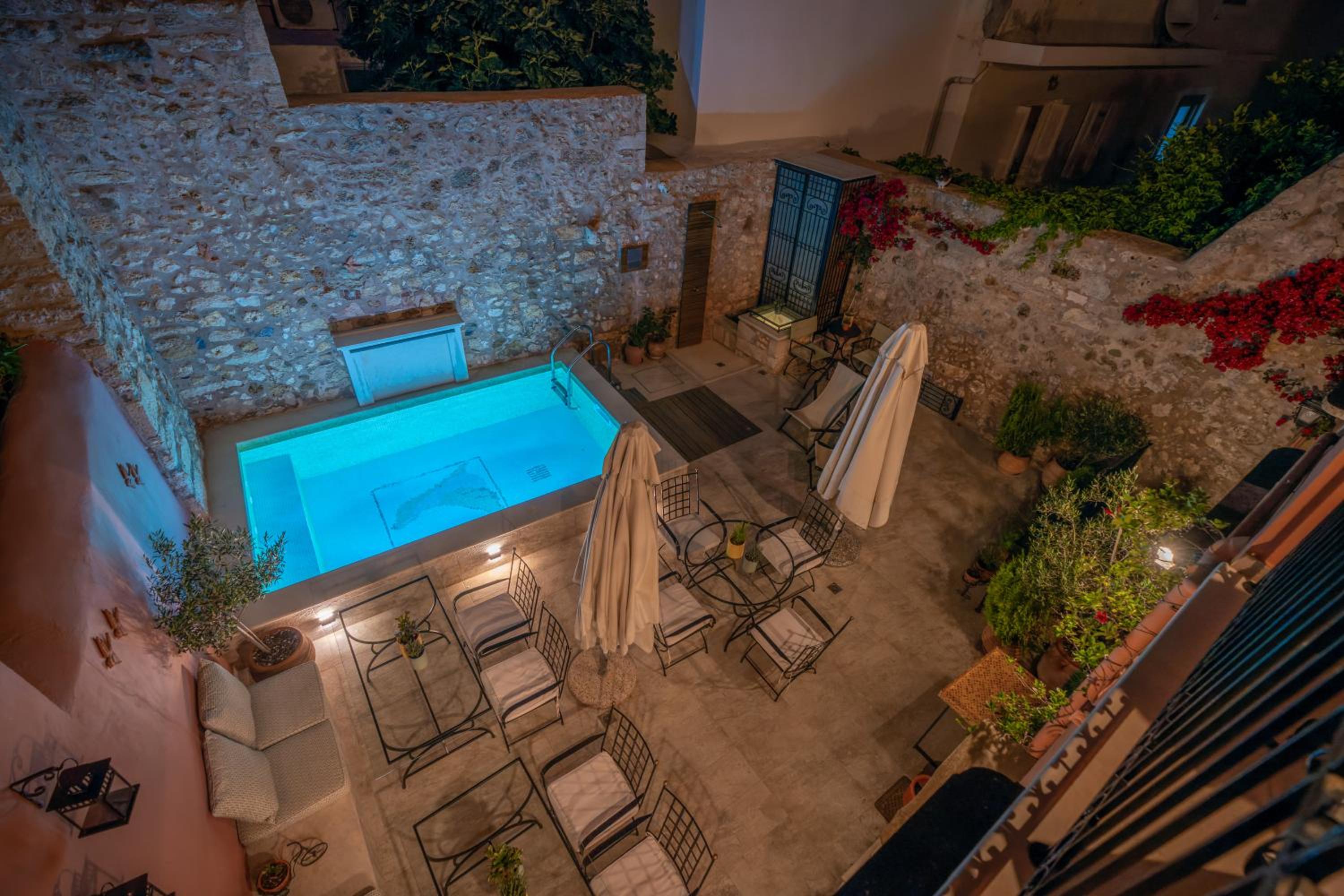 Suite with Balcony and Pool View - Photo 17