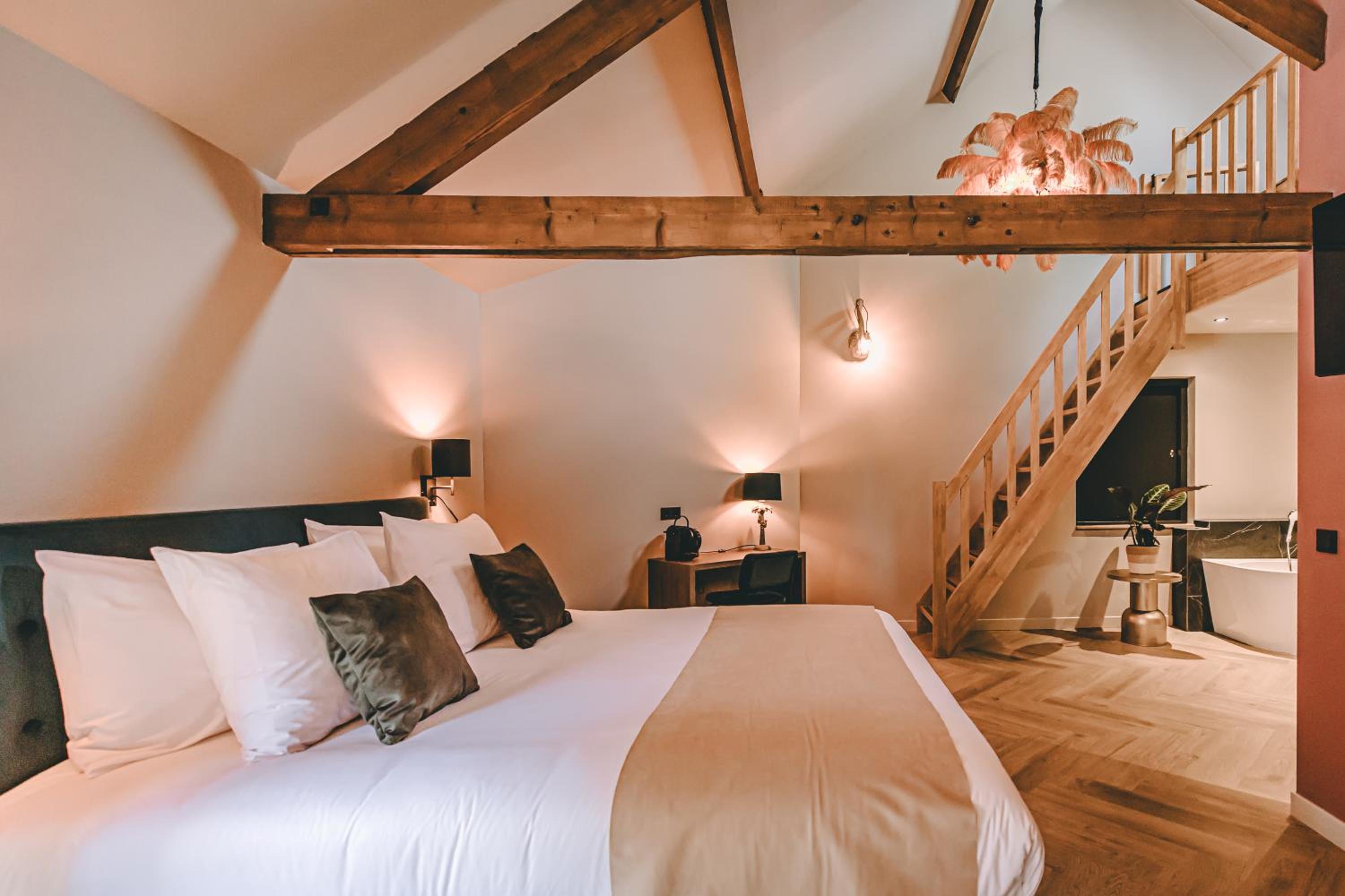 Deluxe Double Room with Bath photo 2