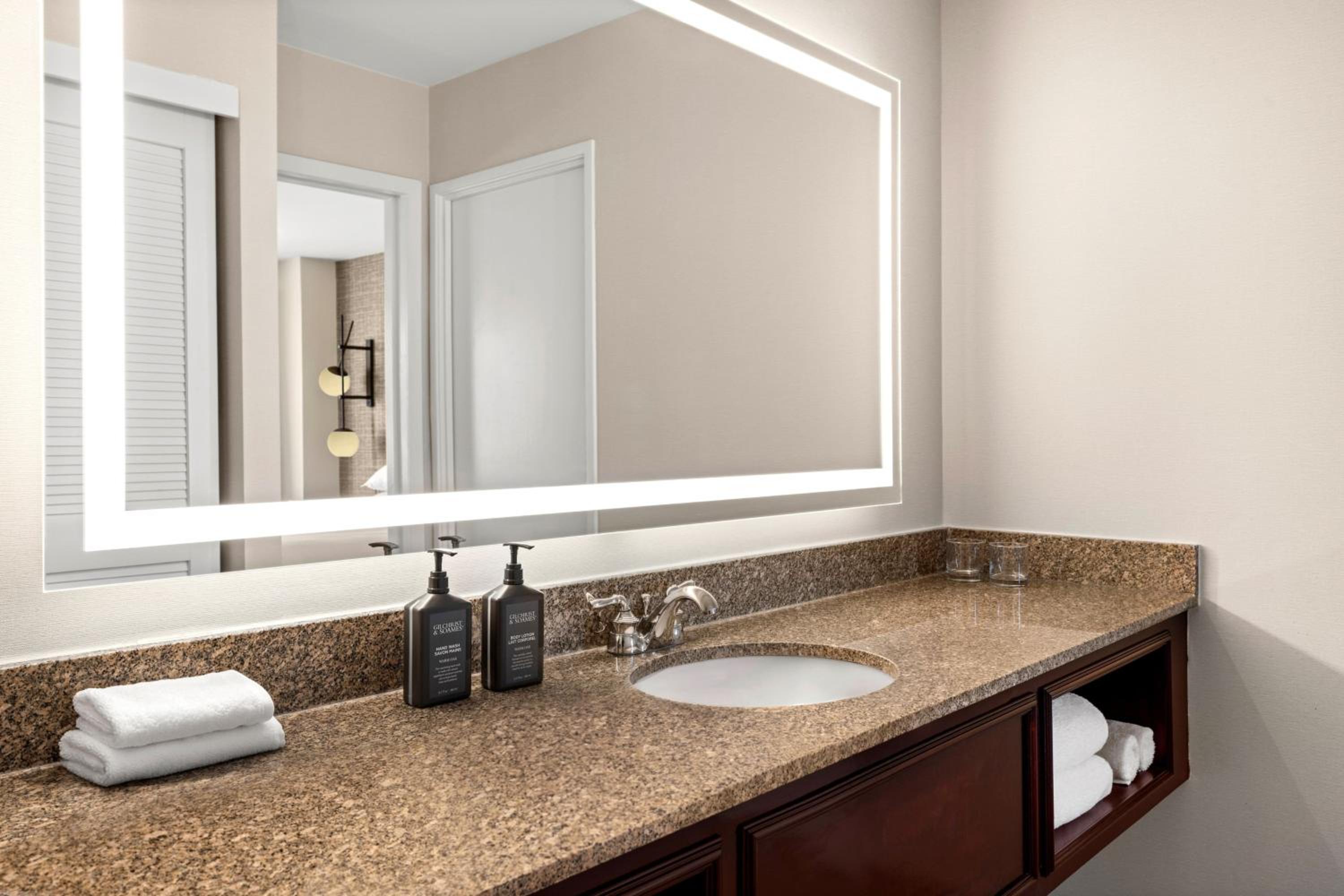 1 Bedroom 2 Room Suite - Photo 2